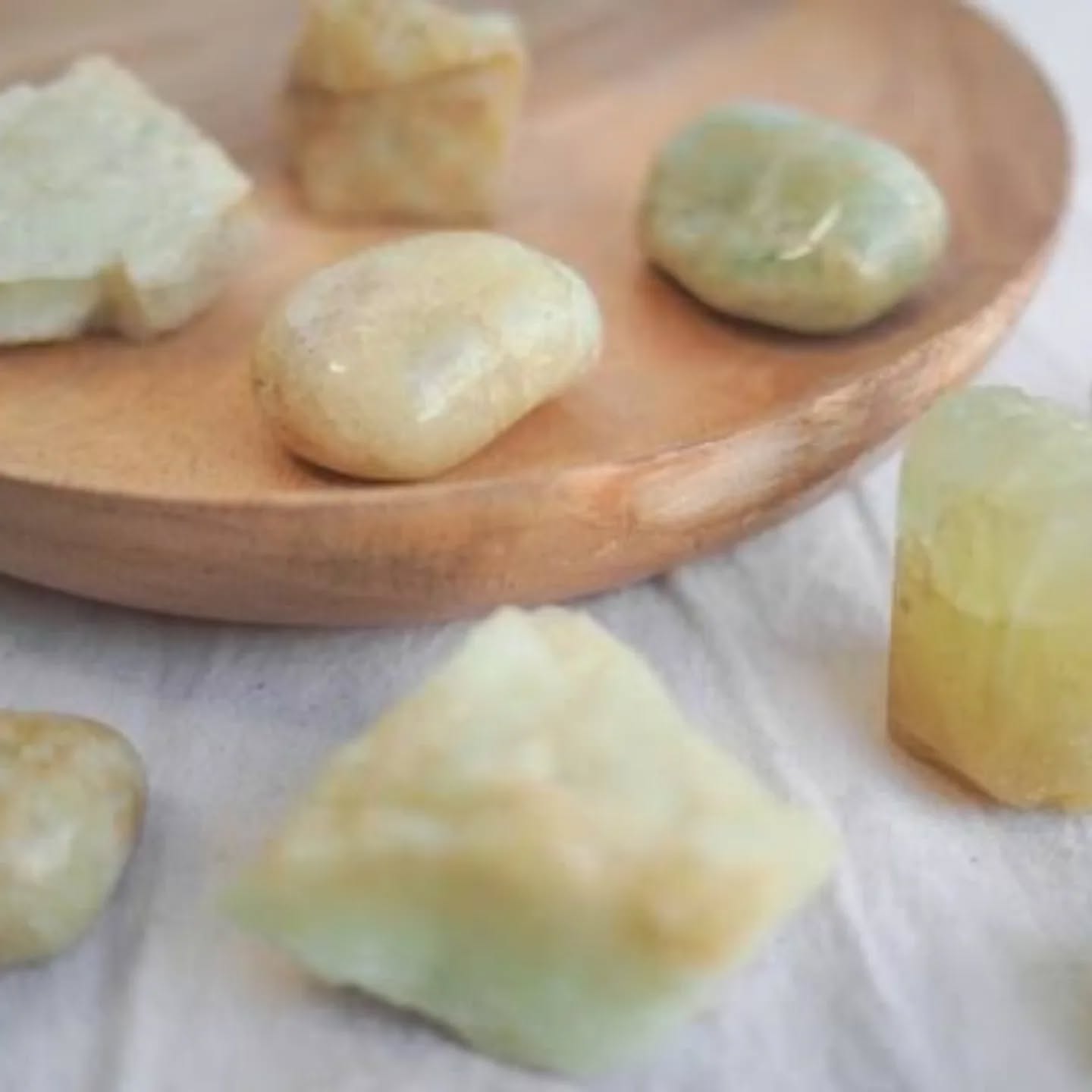 O cristal para 2026 ✨ Heliodoro
A nossa seleção recai sobre um cristal que trás otimismo! A variedade amarelada do berilo (a mesma família da água marinha e da esmeralda)
Este é um cristal fantástico que trás uma sensação de que tudo está bem, tudo vai ficar bem. Não é conforto, nem é expectativa, é simplesmente uma certeza inabalável de que tudo está como deveria estar e que tudo corre bem.
O Heliodoro ajusta o nosso otimismo para o nível máximo, sem fugir ao realismo. É perfeito para este ciclo que estamos a iniciar em que o medo e inseguranças que circulam na sociedade podem tomar conta de decisões importantes.
Numa ligação direta do plexo solar ao coronário, fortalece o nosso poder pessoal através da compaixão, criando limites saudáveis entre o eu e o outro.
Foi por isso que em muitos miminhos que oferecemos nas encomendas do Natal, o Heliodoro foi enviado ✨ este é o cristal perfeito para te acompanhar este ano 🥰
Está disponível claro na tua loja favorita ✨ www.jami.pt
#crystal #crystallovers #lojaonline #2026 #cristaldoano j