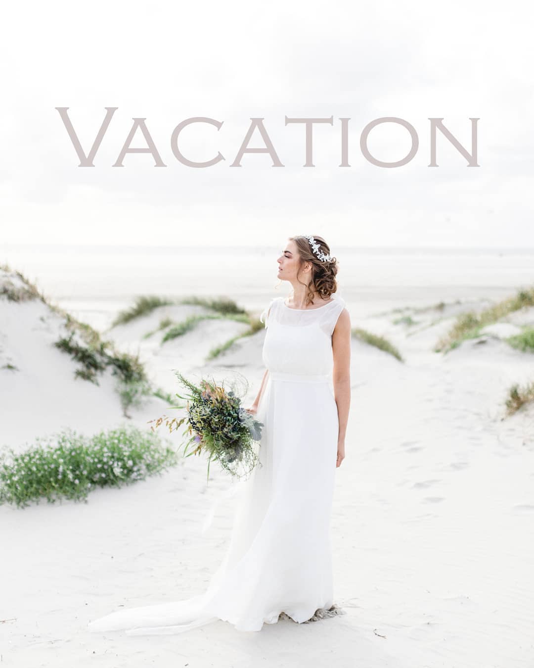 U R L A U B:
Ihr Lieben, wir machen Betriebsurlaub bis einschließlich 22.07.2019.
Anfragen, Aufträge sowie Onlineshop-Bestellungen werden erst wieder ab dem 23.07.2019 bearbeitet.
Alle Bestellungen die bis 11.07.2018 bezahlt wurden, werden natürlich zeitnah verschickt.
Zum Trost für die lange Wartezeit, haben wir für euch einen -10% Gutschein Rabattcode: " instabride" gültig bis 23.07.2019 und nur auf www.PrincessMimi.de
Wir hoffen auf Ihr Verständnis und wünschen allen schöne, sonnige und entspannte Tage! ❤️💕🏖️ .
Headpiece: "Isabell" @princessmimi.de
Photo: @expressionphotos