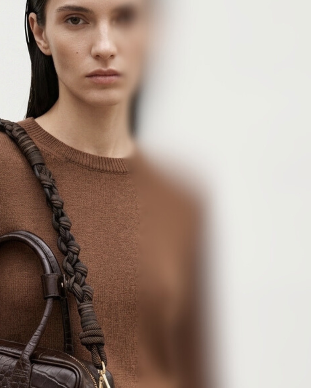 Połączenie, które zawsze działa
Brązowa bagietka w duecie z plecionym paskiem to detal, który robi całą stylizację. Klasyczna forma spotyka się tu z miękką fakturą i ciepłym odcieniem brązu — idealnym na co dzień i na wieczór.
Minimalizm, ale z charakterem. Torebka, która wygląda świetnie noszona krótko w dłoni albo nonszalancko na ramieniu. Brąz na brązie, tekstura na teksturze — dokładnie tak, jak lubimy.