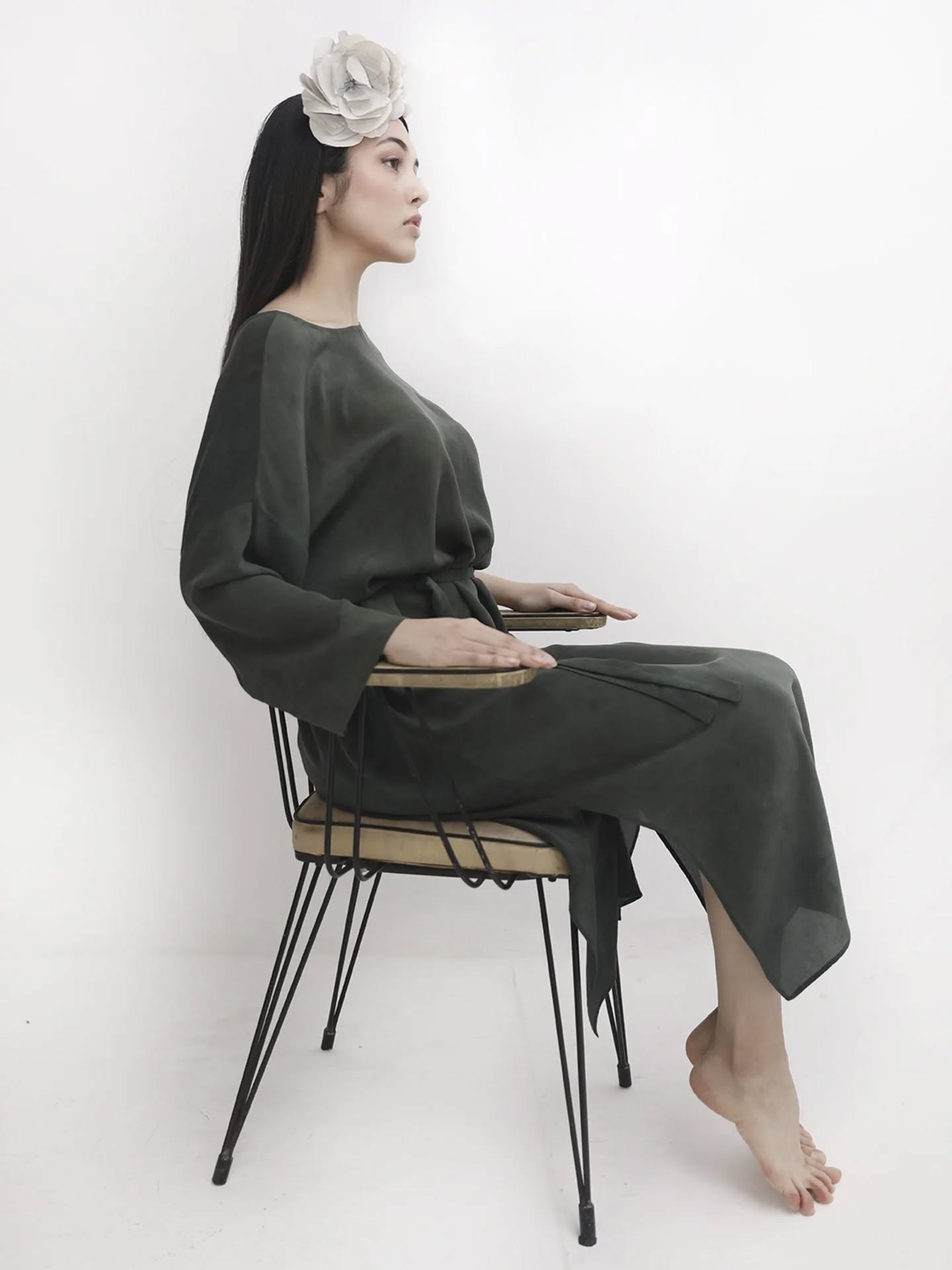 Alta Costura y talleres históricos
La flor textil forma parte indispensable de la Alta Costura y casas como Maison Guillet fundada por Marie Guillet en 1896 y Maison Lemarié fundada en 1880 por la sombrerera Palmyre Coyette crean flores para prestigiosas casas de Alta Costura como Balenciaga, Dior y Chanel.
Ambas casas existen hoy como parte del ecosistema de métiers d’art preservados bajo la sociedad Paraffection, una filial creada por Chanel para proteger y sostener el saber hacer tradicional.
Portada:
Fotografía: @fashiontherapyspain
@tatizoom
Modelos: @patriciadiazesc @vladyslava.victoria
@zoommodelsdifferent
Hair: @yulia_hair_style_
Makeup:@_lu_deg
Vestido:@atelier.aletheia
#luxurycraftsmanship #floresartesanales
#artesaniacontemporanea
#objetoportable