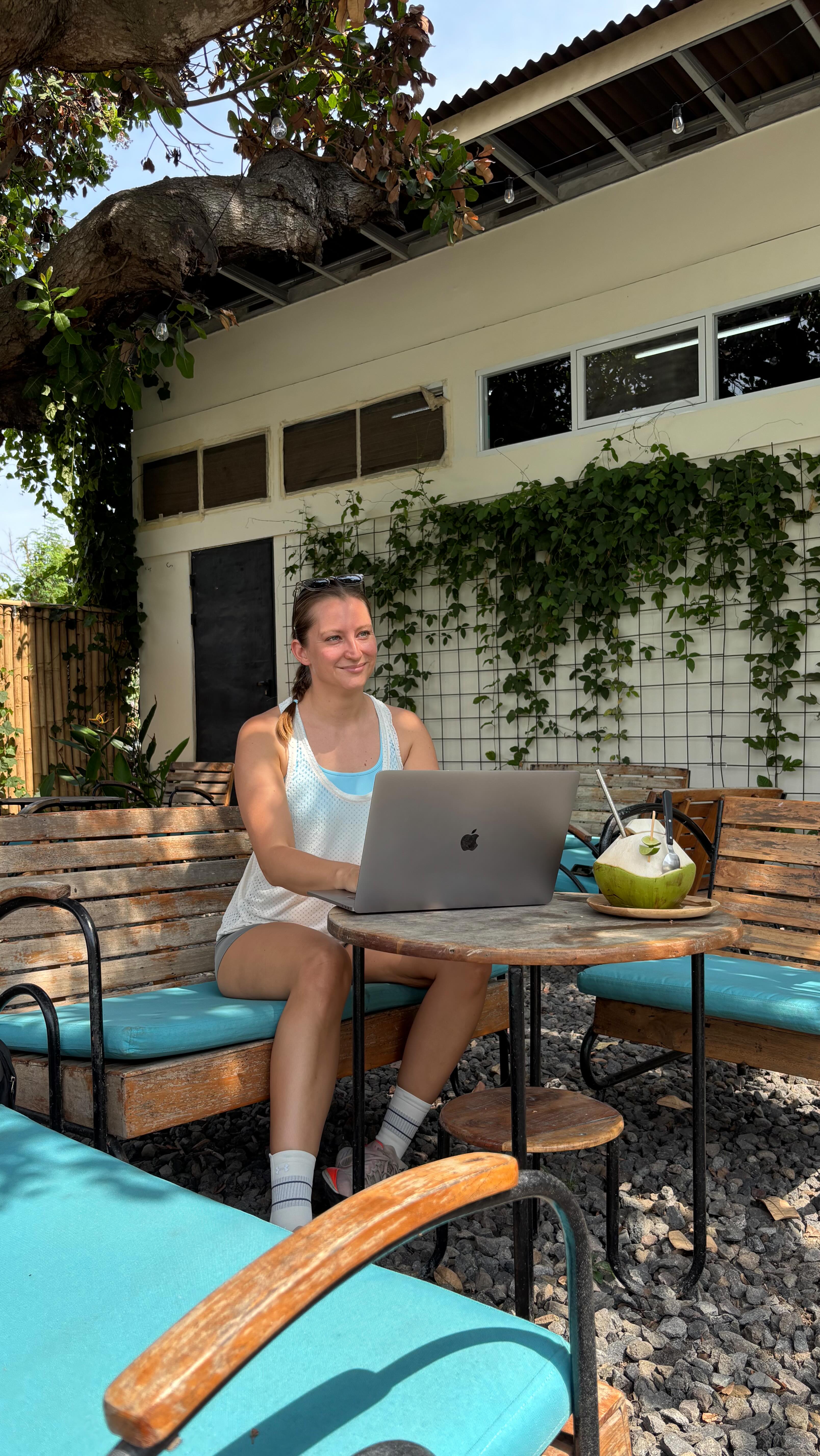 3 Jahre Online-Selbstständigkeit, hier mein persönliches Fazit (ungeschönt)
Ich hab gekündigt, bin mit 5.000 € nach Bali geflogen und wusste: Ich will online arbeiten.
Aber was genau mein Produkt war? Keine Ahnung.
Ich hab mich durchgebissen. Hab Coachings gemacht. Fehler. Erfolge. Mindset-Crashes. Sonnenaufgänge. Einsamkeit. Freiheit. Kein Geld. Viel Geld. Alles.
Heute bin ich stolz. Weil ich weiß, was ich kann und weil ich nie aufgegeben hab und mein zweites Unternehmen aufbaue.
Selbstständig sein heißt: Du bist dein größter Fan UND dein eigener Arschtritt.
Sport hat mir übrigens immer geholfen runter zu kommen und durchzuziehen, auch wenn’s weh tut. Raus aus der Komfortzone und rein ins Wachstum!
Es ist nicht immer schön, aber ich würde es immer wieder genau so machen!
#onlineselbstständigkeit #socialmediamanagerin #businessaufbauen #lombokindonesia contentcreation digitalenomadin selbstständig