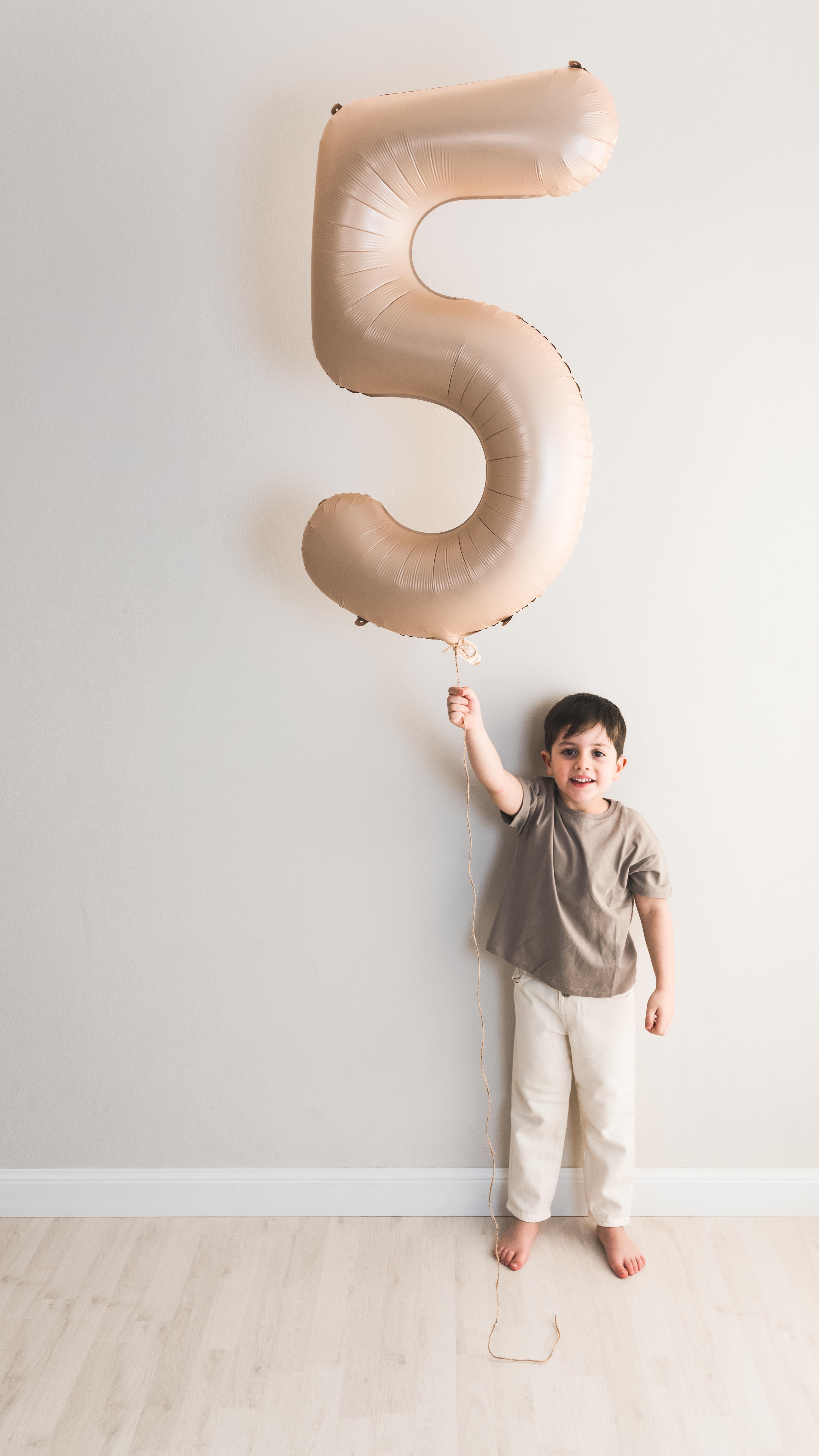 Ogni anno che passa è un mondo di scoperte, sorrisi, conquiste 🎈✨
E ogni compleanno merita di essere ricordato.
📷 Con un servizio fotografico “compleanno”, fermiamo il tempo — un palloncino alla volta.
🎈Tutti parlano del primo compleanno...
Ma anche il secondo, il terzo, il quarto... sono traguardi pieni di magia...Perché ogni anno vale la pena di essere celebrato. 🎉🥳
#peregosilviafotografa #castellettoticino #serviziofotografico #fotografadifamiglia #ricordifelici