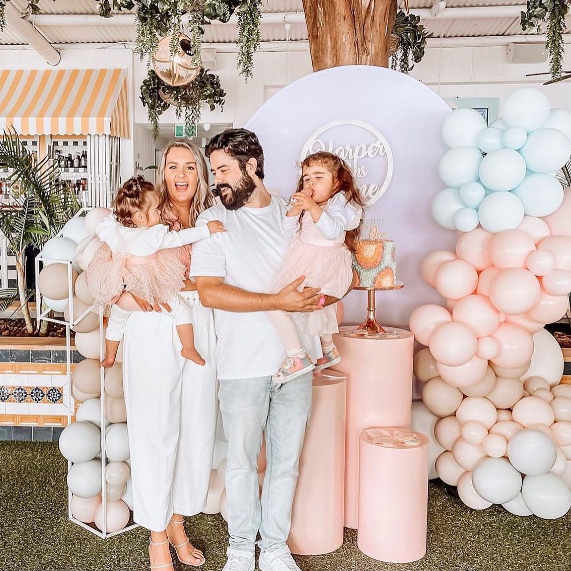 1st birthday beauty! Featuring my new ONE frame looking fab filled with custom tone balloons. Backdrops and plinths @partymamma custom signage @maccreationsau venue @thebeachie cake @sweetstreet.cakery
colourpop #partyinspiration #partydecorations #birthday #birthdaydecoration #decoration
#balloons #balloongarland #balloondecor
#balloon #balloondecor #balloongarland #balloonart #balloondecorations #balloondecoration #sydneytalent #centralcoastballoons #organicgarland #organicballoongarland