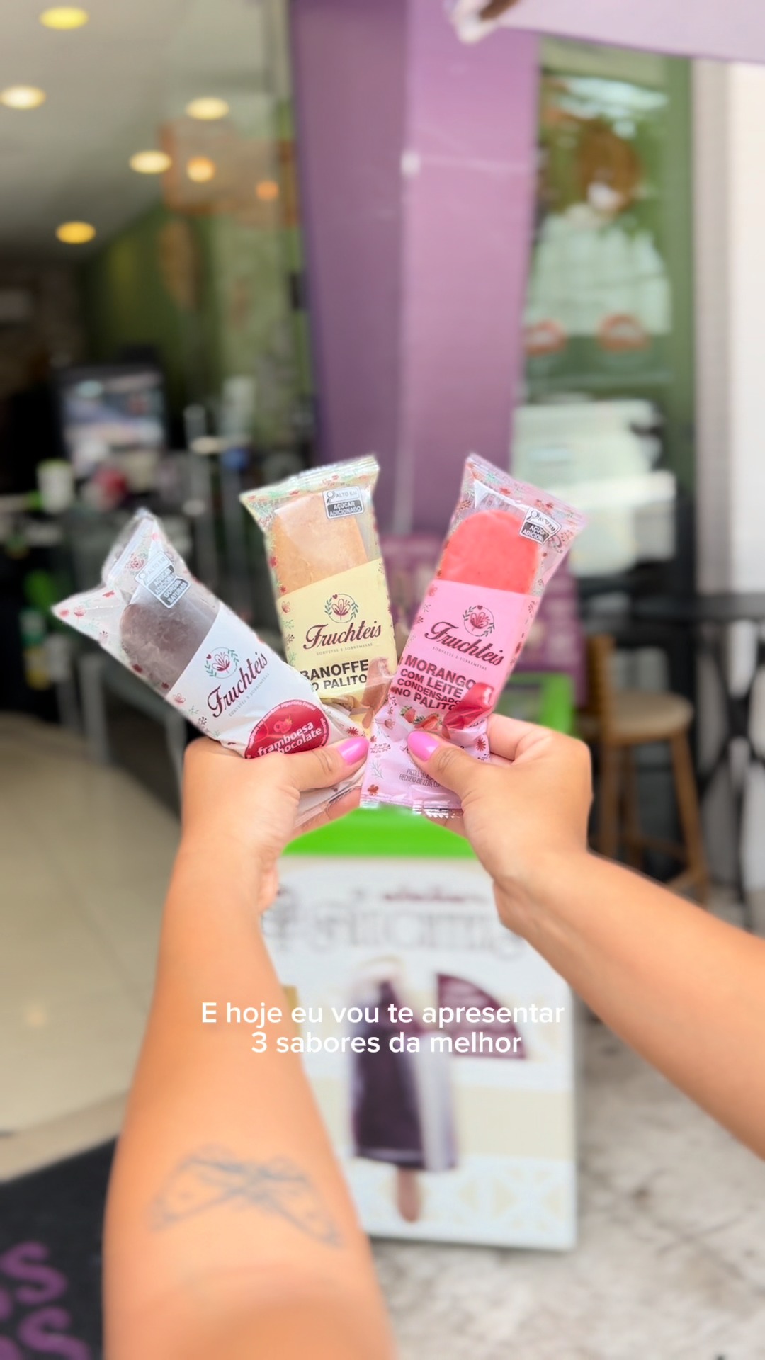 A Mari chegou curiosa…
deu a primeira mordida…
e aí foi só reação de quem não estava preparada 😅🍦
Primeiro o banoffee: canela por fora, banana e doce de leite por dentro.
Depois o morango com leite condensado: cremoso, doce na medida certa.
E pra fechar, o chocolate com framboesa, inspirado no Franui — intenso, equilibrado e surpreendente.
Três sabores, três experiências.
Uma explosão de sabor que começa no primeiro pedaço e dá vontade de repetir.
Encontre um ponto de venda Fruchteis perto de você.
Link na bio.
#sobremesapremium #camboriu #santacatarina #gastronomia #morangocomleitecondensado #sobremesanopalito #atelierfruchteis #fruchteis