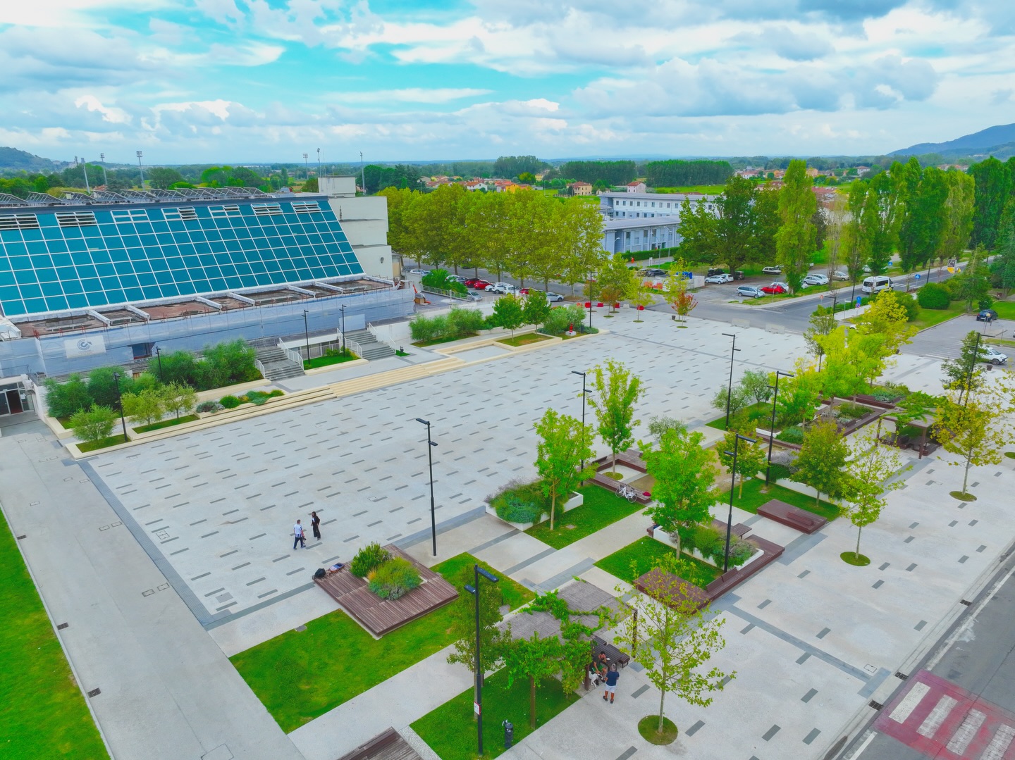 𝐏𝐢𝐚𝐳𝐳𝐚 𝐀𝐥𝐝𝐨 𝐌𝐨𝐫𝐨 | 𝘾𝙖𝙥𝙖𝙣𝙣𝙤𝙧𝙞
Riqualificazione di uno spazio pubblico centrale
Per Costruire S.r.l. intervenire su Piazza Aldo Moro ha significato contribuire alla trasformazione di uno spazio urbano strategico per la comunità di Capannori, restituendogli un ruolo pienamente pubblico, accessibile e rappresentativo.
L’intervento ha previsto una ridefinizione completa della piazza antistante il Municipio, con l’obiettivo di superare la logica del semplice spazio di servizio e creare un luogo pensato per l’incontro, la permanenza e lo svolgimento di eventi.
Le lavorazioni principali hanno riguardato:
• la realizzazione di una nuova pavimentazione, progettata per valorizzare l’area e migliorarne la fruibilità, realizzata con pietre provenienti da cava locale di indiscussa e comprovata altissima qualità, espressione di una bellezza naturale raffinata e duratura;
• l’inserimento di sedute e spazi di sosta, integrati nel disegno complessivo della piazza;
• la riprogettazione delle aree a verde, con essenze e materiali legati al territorio, per incrementare comfort e qualità ambientale;
• la realizzazione di una fontana come segno urbano centrale;
• la predisposizione impiantistica per eventi pubblici, con infrastrutture dedicate a palco e illuminazione;
• la realizzazione di rampe di accesso per garantire una piena accessibilità agli spazi pubblici;
• la riorganizzazione della viabilità e della sosta, mantenendo l’equilibrio funzionale dell’area.
Un intervento che unisce qualità esecutiva, attenzione al contesto urbano e rispetto dell’identità del luogo, inserendosi in un più ampio percorso di rigenerazione del centro di Capannori.
#piazzaaldomoro #costruiresrl #costruiremontecarlo #lucca #capannori