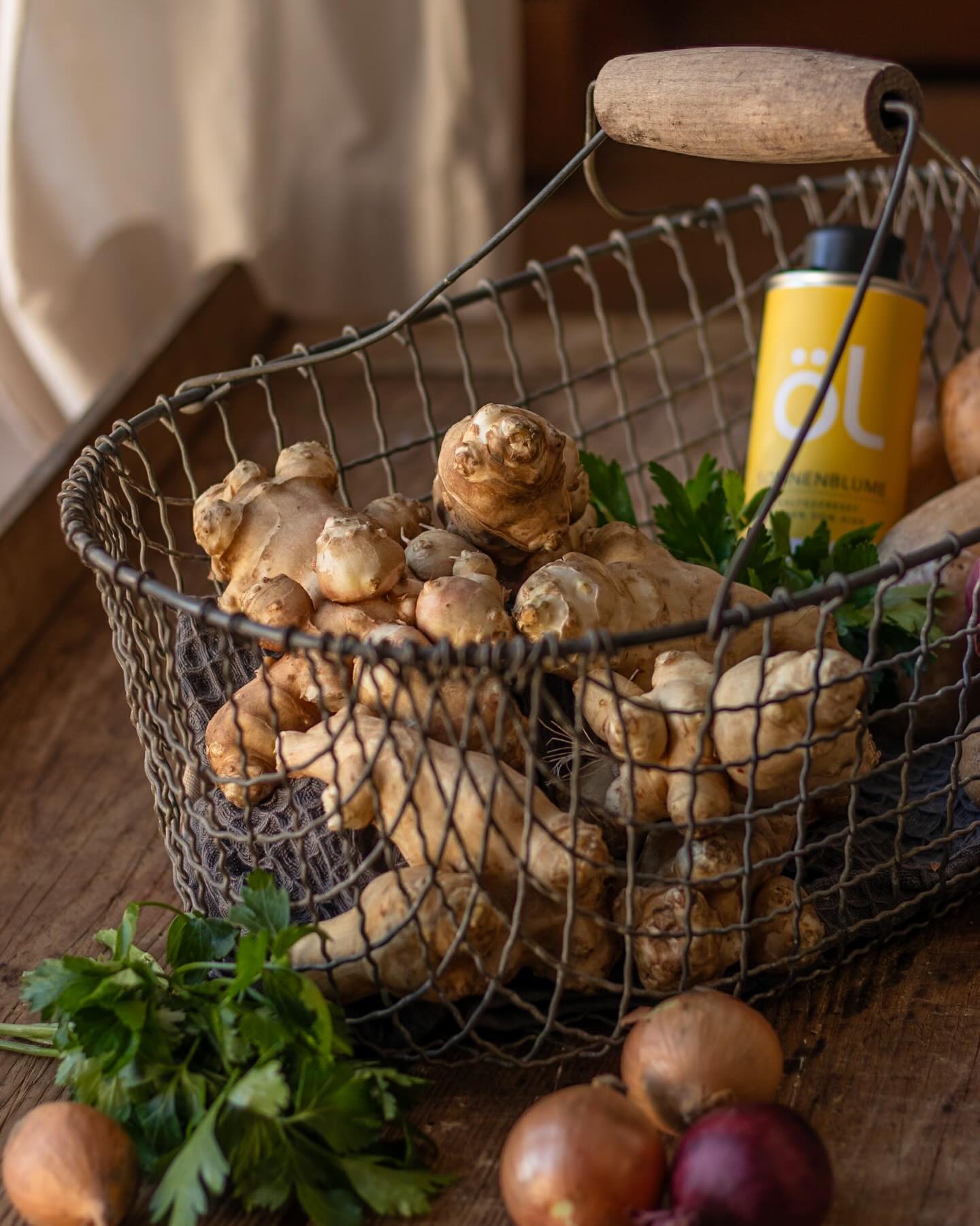 🌱 Topinambur – die unterschätzte Knolle 🌱
Seit letztem Jahr bauen wir Topinambur selbst an – und möchten euch diese besondere Pflanze heute gerne etwas näher vorstellen.
Die knollige Wurzel erinnert optisch an Ingwer, geschmacklich ist sie jedoch mild-nussig mit einer leicht süßlichen Note. Vielleicht geschmacklich etwas vergleichbar mit der Pastinake.
Ursprünglich stammt Topinambur aus Nordamerika und war schon bei den indigenen Völkern ein wichtiges Grundnahrungsmittel. In Europa wurde er im 17. Jahrhundert bekannt – geriet später durch die Kartoffel etwas in Vergessenheit und erlebt heute ein echtes Comeback in der bewussten Küche.
Topinambur ist besonders wertvoll durch den Inhaltsstoff Inulin, welches super der Darmflora dient. Zudem enthält er viele Ballaststoffe, Kalium, Eisen und Magnesium. Aufgrund der wenigen Kalorien und dem niedrigen Zuckergehalt ist er super für eine bewusste oder diabetikerfreundlichen Ernährung. Topinambur lässt sich super im Ofen, roh als Salat oder gekocht als Suppe verarbeiten. Aber probiert selbst, den natürlich gibt es wieder eine neue Rezeptidee von uns. #topinambur #topinambursuppe #hofladenlang #foodlover #newcomer