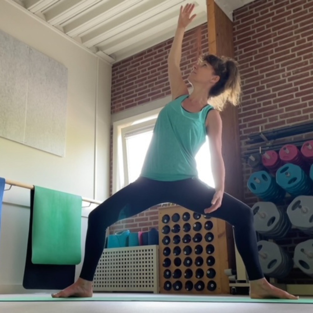 “Ruimte creëren” Het is iets wat ik in elke yogales wel een paar keer benoem. Ik voel me ook best vaak een papegaai tijdens lesgeven. Toen ik net begon als yogadocent kon ik me daar onzeker over voelen. Ondertussen weet ik dat deelnemers wel lekker gaan op herhaling in wat je zegt. En soms luisteren ze ook helemaal niet. Nog beter. Je kunt wat mij betreft beter naar je lichaam luisteren dan naar wie dan ook. En niet alleen in de yogales.
Ademruimte, ruimte in het hoofd, ruimte in het lichaam en vooral ruimte in de buik. Ik weet vanuit mijn heling hoeveel daar te behalen valt. Iets wat we ons vaak niet eens beseffen. Totdat we echt muurvast zitten.
Uiteraard heeft dit ook allemaal met elkaar te maken: het fysieke, het mentale en het emotionele. En zijn onderdrukte emoties vrijwel altijd de oorzaak van elk gebied waar je vastzit, denk ik.
#yogadocent #yoga #yinyoga #yinyogadocent #yogateacher #yogateachers #yogapose #lesgeven #heling