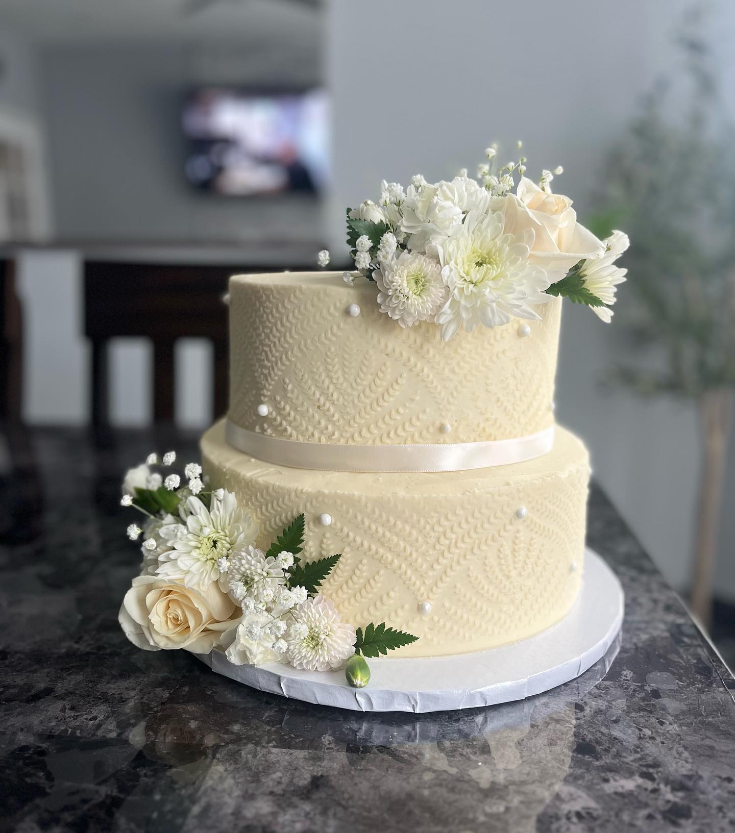 Stencils are becoming one of our favourite designs! Beautiful white wedding cake. Timeless 🤍