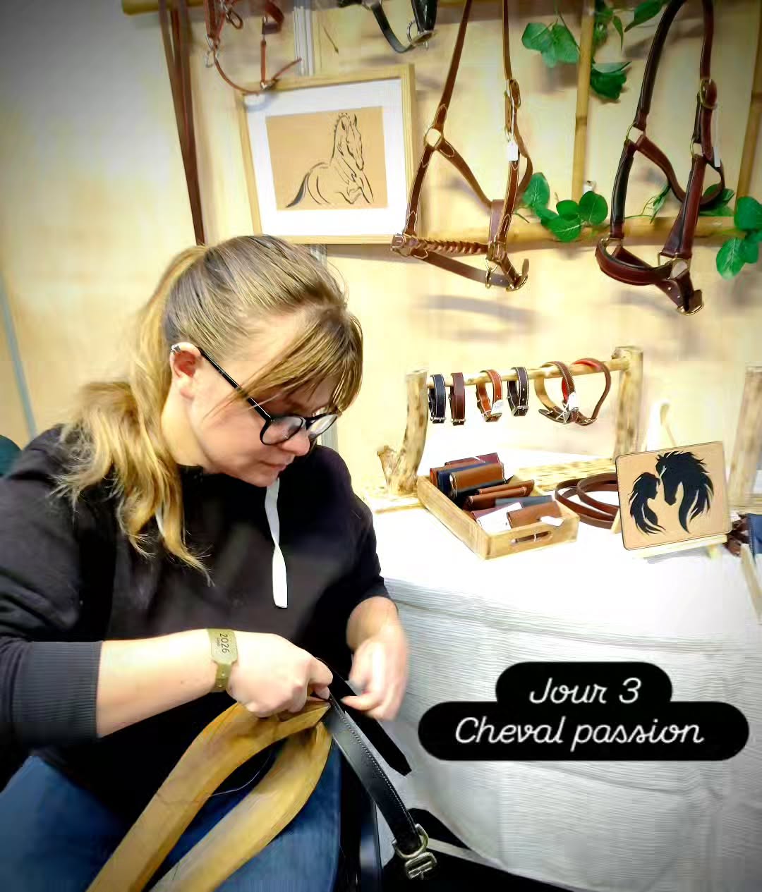 Jour 3 de Cheval Passion ✨
Être sellier harnacheur, c’est avant tout un métier de passion et de patience.
Cheval Passion est l’occasion de parler de ce savoir-faire, d’expliquer les étapes, et de transmettre un peu de ce qui m’anime au quotidien.
Merci pour vos échanges et votre intérêt.
Tout au long de la journée je fais des démonstrations de couture à la main au point sellier.
Venez découvrir cette façon de coudre au Hall C stand C-15 😁
#latelierduharas #chevalpassion2026 #artisandart #couturefaitmain #demonstrationcouture