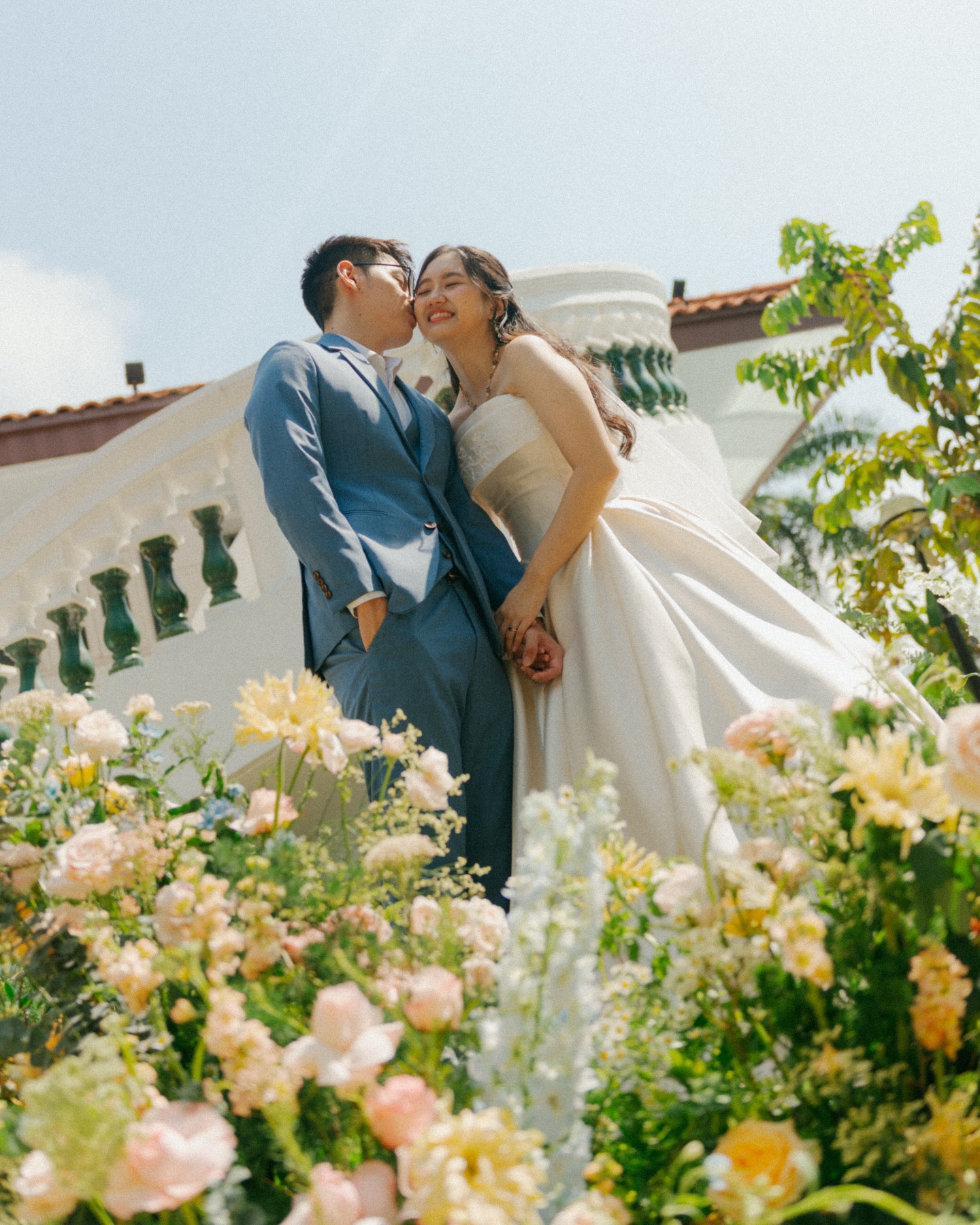 The early morning had us witnessing @natasya.ivy & @x._.hao beautiful moments. A heartwarming first look and their private vows. Thank you for sharing the precious quiet seconds of your special day. 🥹
Photos by @rolling.pie
Gown by @loveweddingatelier
Makeup by @zihuimakeup
Floral styling by @floralrhapsody.sg
Venue @1flowerhill.sg