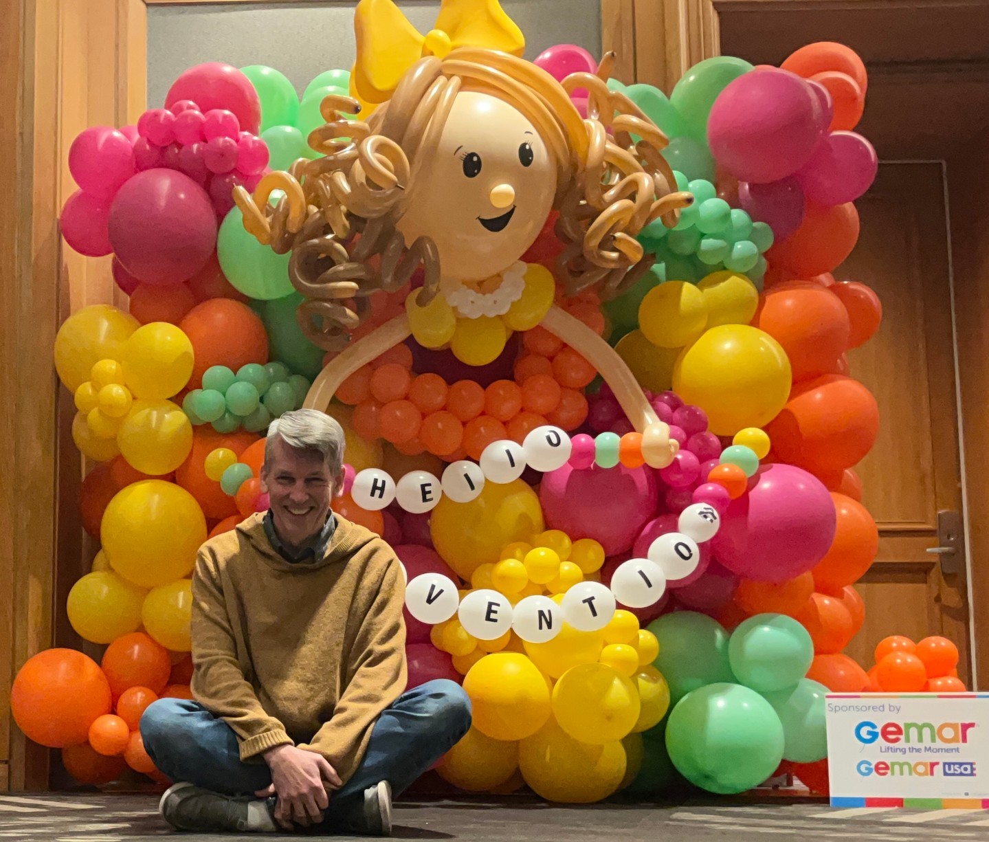 🌟 Ready for an inspiring adventure! 🌟
I’m here at Kapital Kidvention in Arlington, VA, excited to learn, grow, and connect with fellow magicians! 🎩✨ This event is all about honing my craft, discovering new tricks, and making great connections in the world of magic.
This balloon display was just too fun not to take a photo with, but my focus this weekend is all about the magic! Feeling relaxed, casual, and ready for a weekend full of inspiration and new ideas for Presswood Entertainment!
#KapitalKidvention #MagicMoments #PresswoodEntertainment #LearningAndGrowing #EventEntertainment #MakingMagicHappen 🎩✨