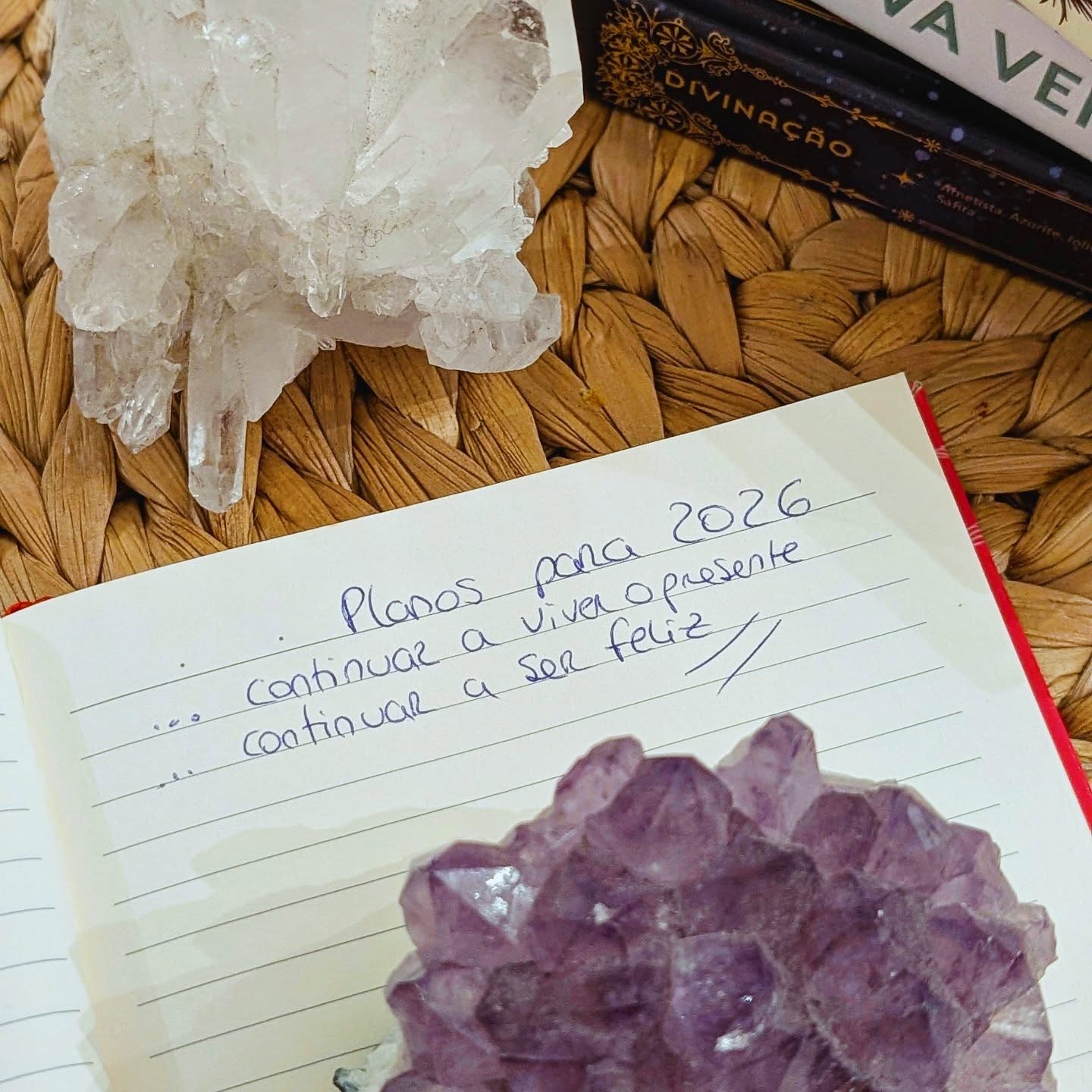 Chegou um novo ano, o símbolo de um novo ciclo... Uma energia renovada, surgem diferentes desafios, diferentes oportunidades. 2026 alinha-se com o número 1, e globalmente um novo ciclo começa e acreditamos que seja ainda mais desafiante. O ritmo do mundo tem vindo a acelerar e nós precisamos de desacelerar, viver em consciência e trabalhar os valores mais simples. Têm vindo a crescer medos e inseguranças, a ilusão das aparências surgem mais fortes neste ciclo e o que leva à necessidade de um maior e mais difícil trabalho interior. Mas... Onde há sombra há luz, se não seria simplesmente escuro. E é nas sombras que reconhecemos a nossa luz e como a fortalecer.
Na Jami iremos continuar focados em ajudar-te na tua jornada, partilhando o nosso conhecimento e a nossa boa energia. Por aqui, a nossa vida continua intensa, com os nossos desafios e a vida familiar com duas meninas pequeninas também muito intensas 😌 Nem sempre tudo é como esperamos nem tão rápido quanto gostaríamos, mas como conseguimos, damos o nosso melhor. Continuamos sempre dedicados, e a trabalhar com o coração.
Desejamos que este seja para ti um ano em que reconheças o teu valor, que este ciclo que se inicia te traga força e que tenhas toda a força para lidar com o que possa vir. Que a paz, a harmonia, o amor, o sucesso e a felicidade te abracem e que te guiem na luz ✨