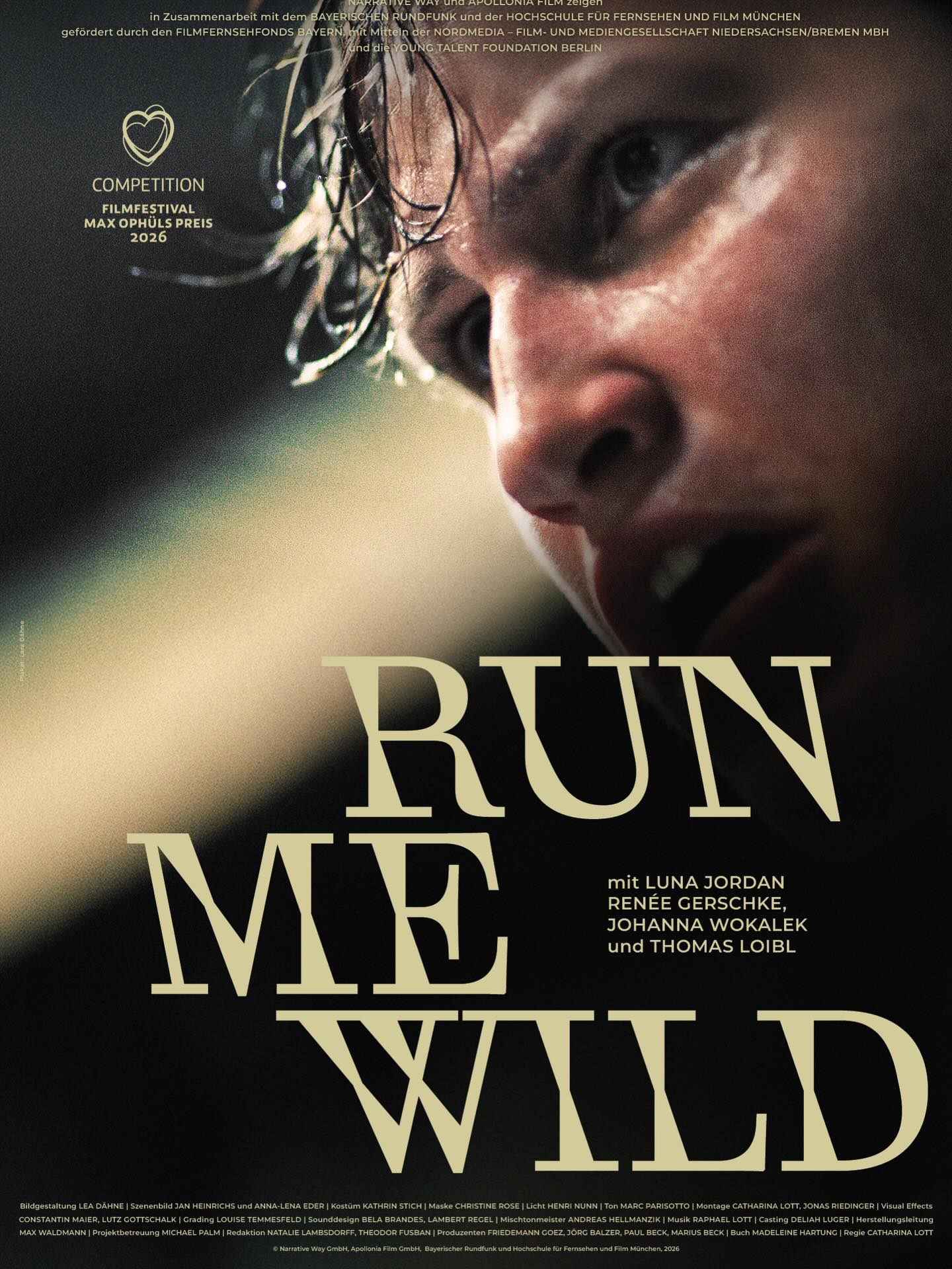 Man munkelt, dass nächste Woche ein Tiger durch Saarbrücken streunen wird … RUN ME WILD, für den unsere @madeleine.hrtng das Drehbuch geschrieben hat, feiert am Dienstag, 20.01., beim @filmfestival_maxophuelspreis Weltpremiere. Im Zentrum steht Toni, die nach einem sexuellen Übergriff vorsichtig neue Nähe zulässt und sich dabei ihren Ängsten und Grenzen stellen muss. Mit dem Buch war Madeleine 2023 für den @firststepsaward nominiert. Jetzt feiert sie mit dem Projekt ihr Kino-Langfilm-Debüt. 🐅
Regie: @catharinalott
Kamera: @lea.daehne
Cast: @luna_jordan_, @reneegerschke, Johanna Wokalek und Thomas Loibl
Eine Produktion der @apollonia.film und @narrativewayfilm in Zusammenarbeit mit @bayerischer_rundfunk und der @hffmuenchen
Gefördert durch den @fffbayern , die @nordmedia_ und die @ytf.berlin
