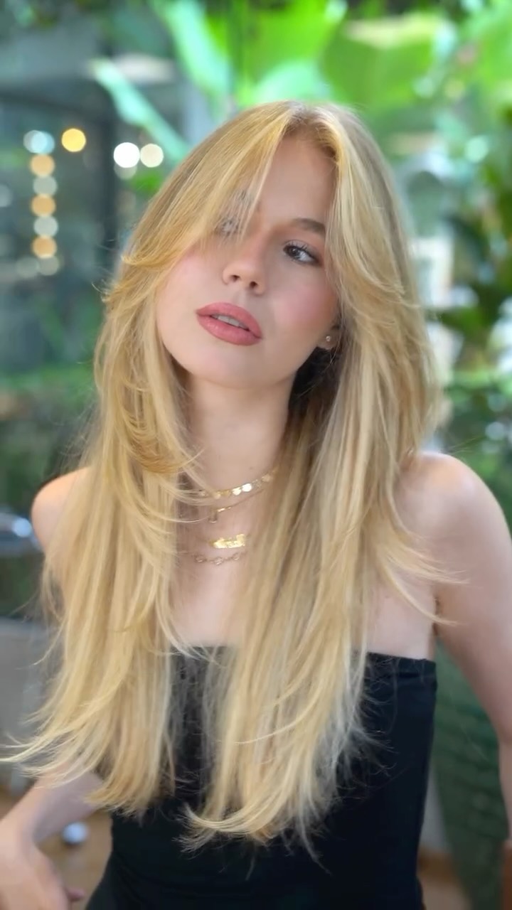 Um corte de baixa manutenção tem vários detalhes para entregar aquilo que é necessário em um cabelo: movimento, leveza e mais fácil de finalizar no dia a dia.
Nas mechas, um dourado para iluminar e ser a cara do verão. Essa é a hora perfeita para inovar o visual. ✨