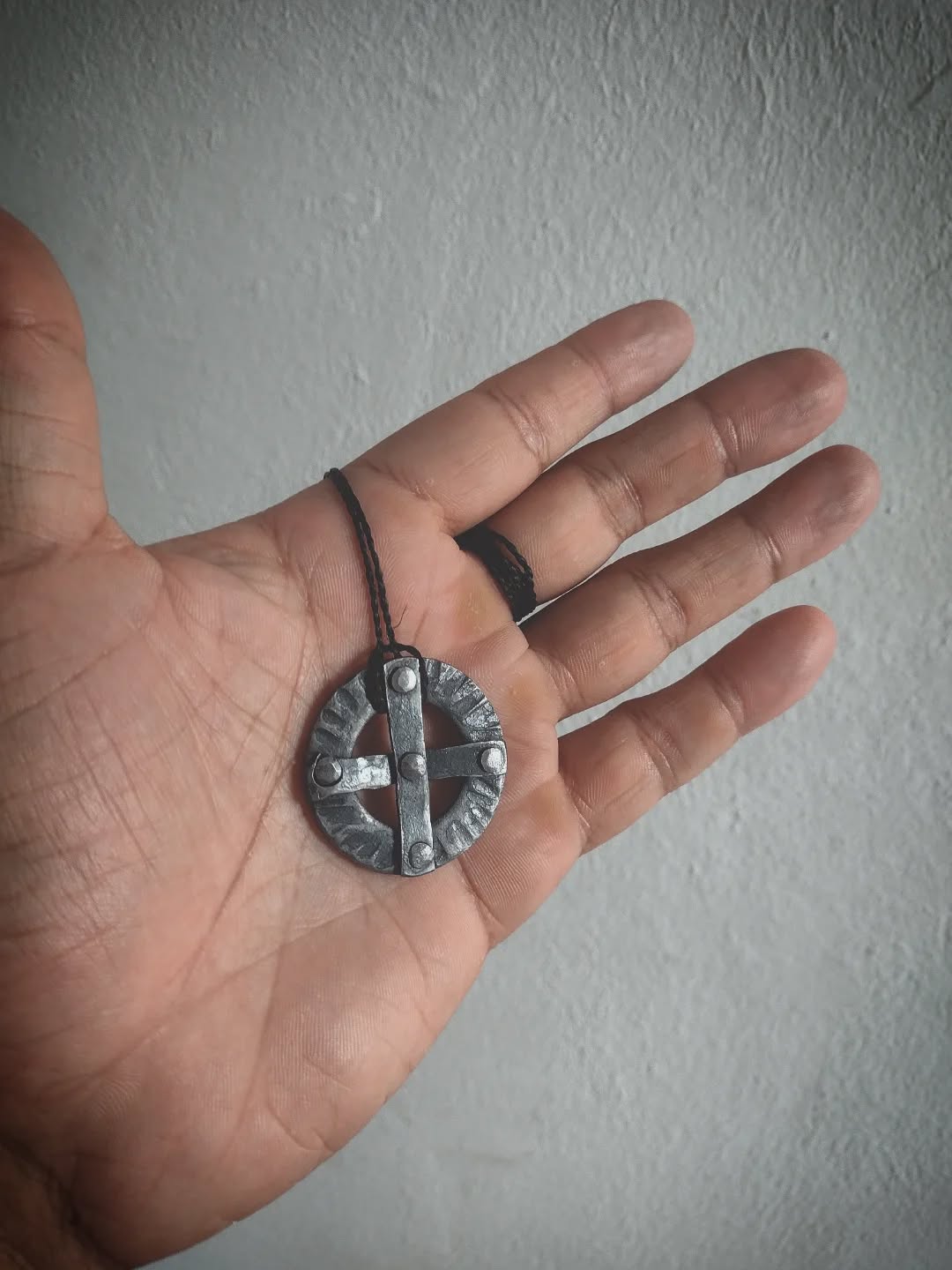 O símbolo é uma linguagem oculta da Arte, é através desses símbolos que comungamos com os mistérios do círculo. A Arte é isso, ferro moldado pela mão de um ferreiro habilidoso dando forma ao encanto.
.
Um círculo que remete a Encruzilhada o local de adoração aos Antigos, mas também pode simbolizar o Acre do Diabo; a cruz que marca o caminho do sol, as mares sazonais do ano ritual da bruxa onde ela busca comunhão com o Velho e com a Dama, também as estradas que são chamadas quando a Bússola é posta na terra e também o fio vermelho e fio branco da iniciação da bruxa é ligado no cruzamento da linha horizontal e vertical; as cinco pontas remete a estrela da Arte a Vida, a União, o Conhecimento, o Poder e a Criação, onde buscamos a interação com o Oculto.
.
Esse artefato foi confeccionado pelas mãos de @coelho_bushcraft um talentoso Ferreiro com habilidades únicas para os devotos de Caminhos mágicos.
#magic #occult #witchcraft #wisdom #pentagram