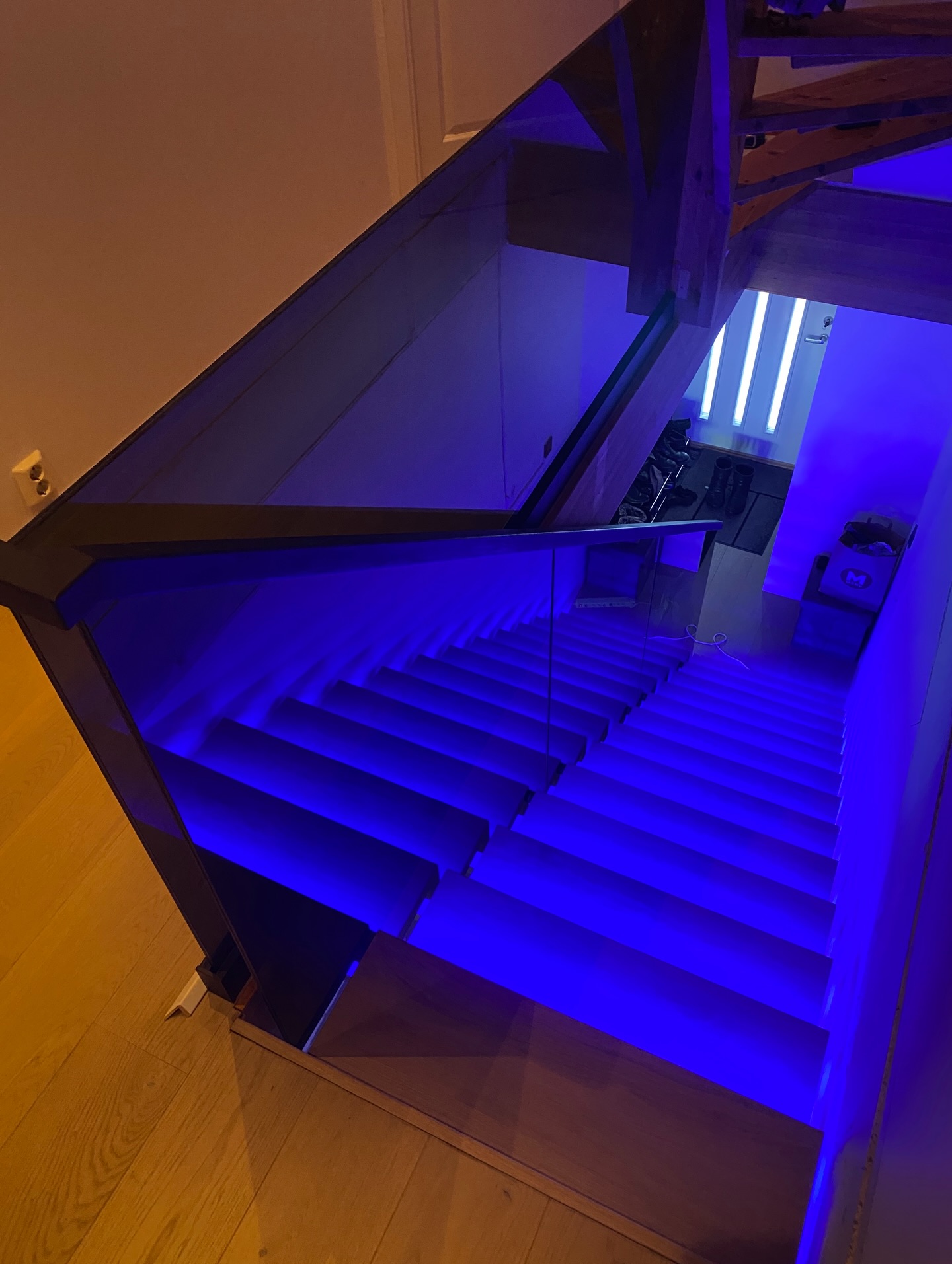 Straight oak wood staircase with glass balustrade and custom LED light solution 💙
#staircasefriday #modernstairs #stairsdesign #staircasedesign #modernehjem