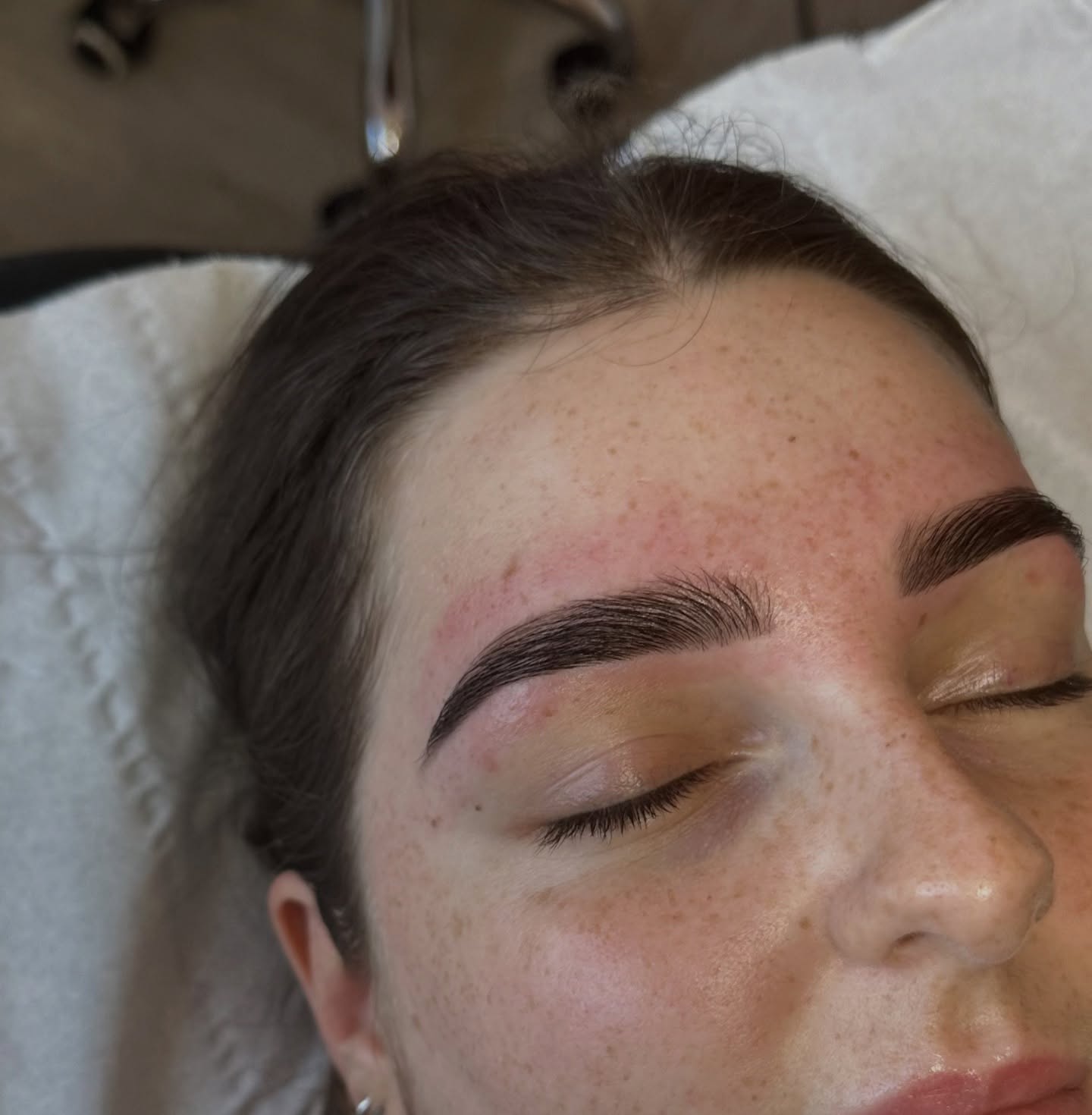 The sharpest shape tint and wax 👌🏼😍 (No concealer as I like to keep the skin fresh)
Let’s be honest my clients brows are INCREDIBLE! An absolute dream to work on.
Products used:
@thelondonbrowcompany cleanser
@lashglouk jelly buff exfoliator
@thebrowgeek mapping string and pen
@lashoasisboutique tint in dark brown
@oko.bh setting gel
@mrshighbrow brow oil
#shapetintandwax #browsnorthampton #beautynorthampton #cleanbeauty #eyebrowspecialist eyebrowspecialistnorthampton