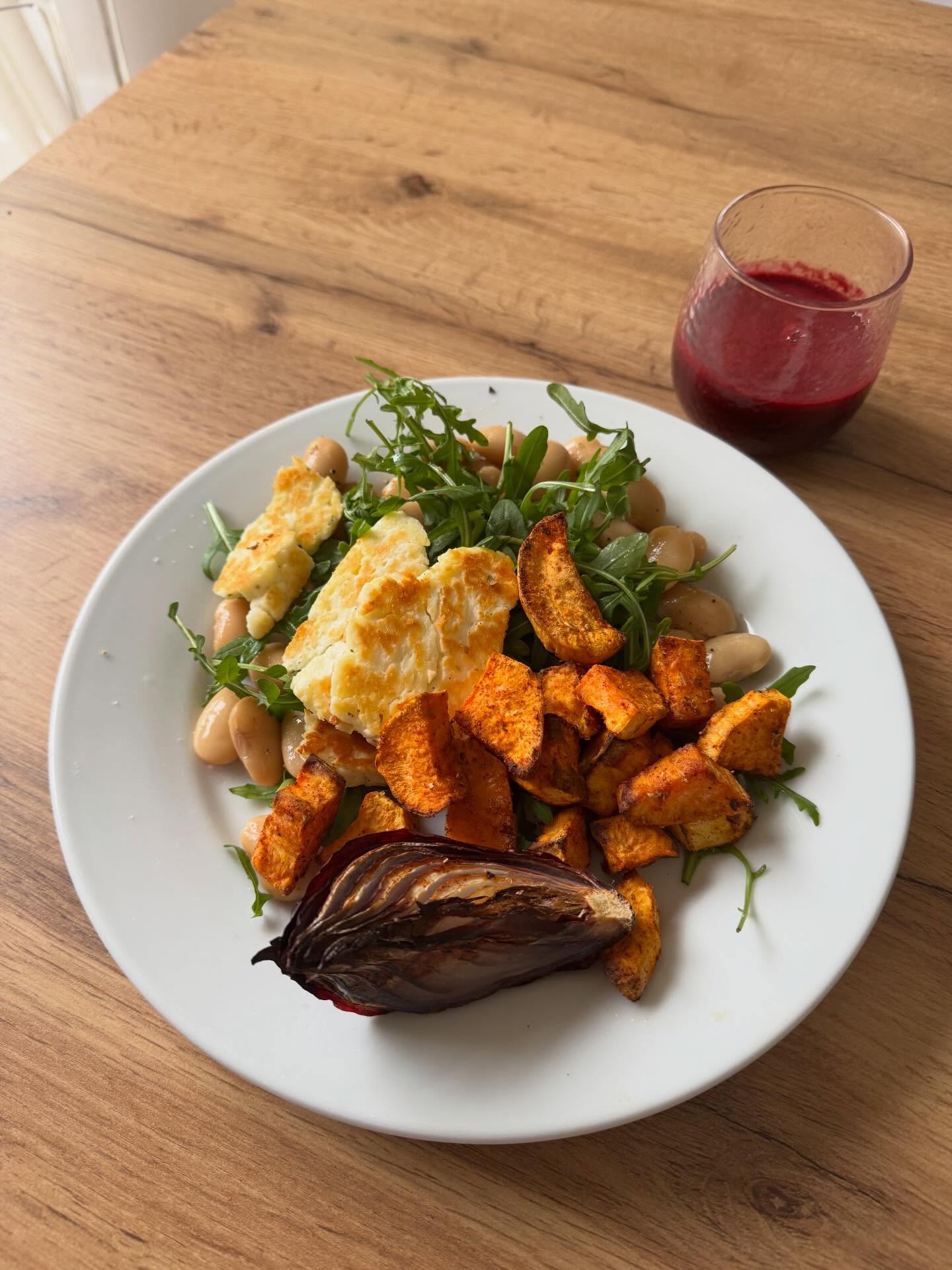 Lunch today - plant forward and fibre rich 🌱🌱
✨ Sweet potato roasted with olive oil, hot smoked paprika, garlic powder, oregano, salt and pepper ✨roasted red onion ✨ baked halloumi ✨ Bold Beans - butter beans ✨ rocket salad ✨ drizzled with an olive oil and lemon dressing 😋
Served with - juiced beetroot, ginger and lemon 🍋
#healthylunchideas #plantforward #highfiber #bloodsugarbalance #nutrition