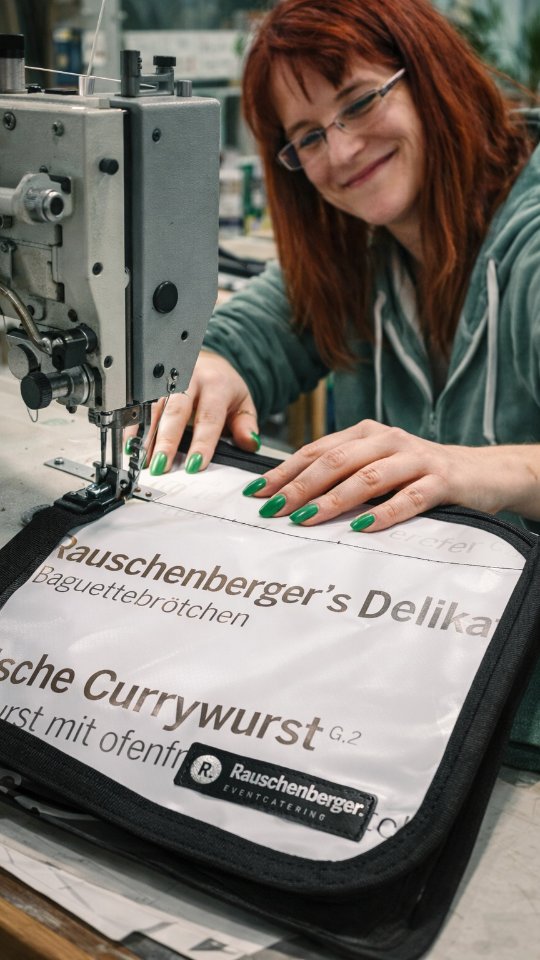 Nachhaltigkeit – alle reden darüber.
Wir machen sie sichtbar.
Was passiert eigentlich mit Bannern nach einem Event?
Meistens landen sie im Müll.
Für dieses Projekt mit Rauschenberger Catering war genau das keine Option.
Übrig gebliebene Banner wurden von uns nicht entsorgt, sondern weitergedacht:
✂️ zugeschnitten
🧵 vernäht
👜 und zu individuellen Taschen verarbeitet
Das Besondere:
Jede Tasche ist ein Unikat – mit sichtbarer Geschichte.
Die ehemalige Speisekarte lebt weiter, nicht als Abfall, sondern als langlebiges Produkt.
Für uns ist Nachhaltigkeit nicht nur ein Wort, sondern eine Entscheidung:
Materialien wertschätzen, Ressourcen nutzen und Dinge neu denken.
Genau so entstehen Projekte, die Sinn machen 💚
#nachhaltigkeit
#upcycling
#nachhaltigesdesign
#reuse
#zerowaste
