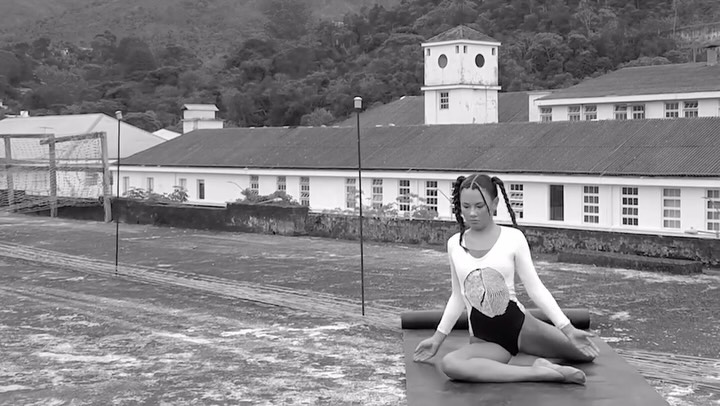 Antes do palco, existe o corpo.
Um corpo que treina, resiste e sonha
no alto de um dos prédios mais históricos de Nova Friburgo @espacoarp
FRIBURGO FASHION WEEK
Não é ensaio.
É construção.