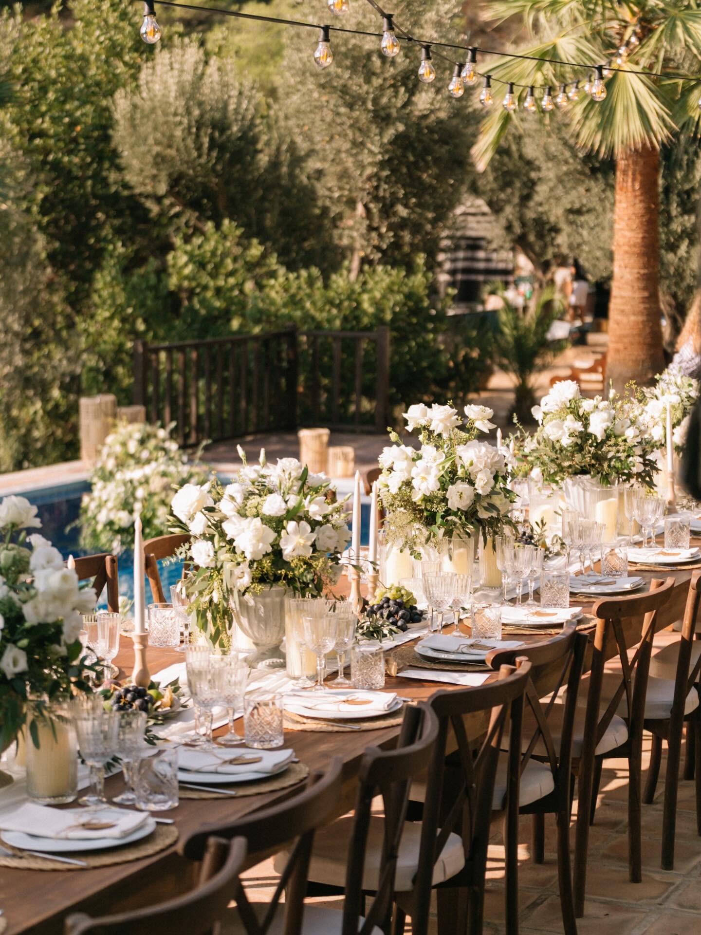 White flowers with fruits, always a great idea for a wedding table 🤍