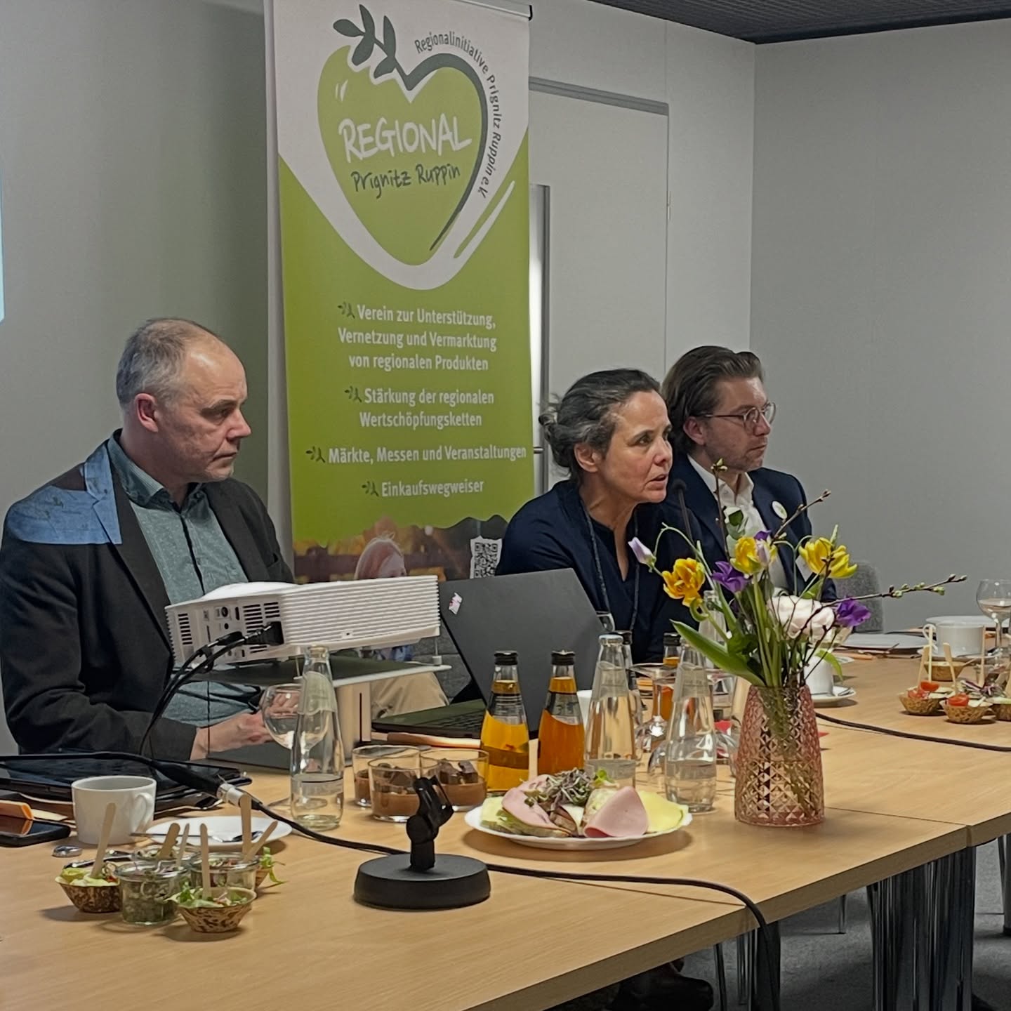 Die Regionalinitiative Prignitz-Ruppin, die Wirtschaftsfördergesellschaft Prignitz mbH und die Regionale Entwicklungsgesellschaft Nordwestbrandenburg (REG) verstehen sich als Netzwerker und Interessenvertreter für die Landkreise Prignitz und Ostprignitz-Ruppin – insbesondere im Rahmen der Grünen Woche in der Vermarktung regionaler Produkte sowie in der Unterstützung unserer Produzentinnen und Produzenten im Nordwesten Brandenburgs.
Aus diesem Anlass fand während der Internationalen Grünen Woche am 17. Januar 2026, dem Prignitz-Ruppin-Tag in der Brandenburg Halle, ein Netzwerkstreffen statt.
Im Mittelpunkt stand dabei das aktuelle Projekt „Ökomodellregion“.
Wir freuten uns sehr, dass Staatssekretär Dr. Stephan Nickisch (Ministerium für Land- und Ernährungswirtschaft, Umwelt und Verbraucherschutz Brandenburg) an diesem Treffen teil nahm.
Das Treffen bot eine schöne Gelegenheit, engagierte Akteurinnen und Akteure aus Landwirtschaft, Verarbeitung und Vermarktung zu treffen und mit dem Staatssekretär direkt ins Gespräch zu kommen – und damit auch das starke Netzwerk unserer Region sichtbar zu machen.
Ein herzliches Dankeschön an alle Akteure des Treffens.
#regionalinitiative_opr_pr
#prignitztag #grünewocheberlin