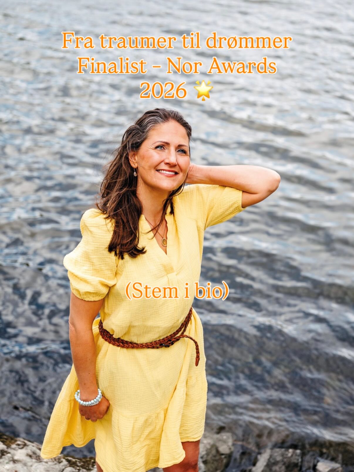 Jeg er finalist i Nor Awards 2026 🙏💫♥️
Da jeg var 14 år gammel, var jeg på vei til å hoppe fra en bro.
Jeg var ferdig.
Men jeg ble stoppet.
I dag står jeg på en ny tidslinje.
I trygghet 🙏
I lys 💫
I kjærlighet ♥️
📚 Fra traumer til drømmen er ikke bare en bok.
Det er en ærlig fortelling om en lang indre reise –
fra erfaring til kunnskap,
fra smerte til visdom 🌟
Alt jeg har gått gjennom, har formet meg.
Og alt jeg har lært, deler jeg nå videre – fra hjertet ♥️
- i kommende foredrag og kurs,
for deg som trenger håp, gjenkjennelse
og troen på at endring er mulig ✨
Å bli finalist betyr mer enn ord kan romme.
Det føles som en stille anerkjennelse
av hele reisen – også de tyngste kapitlene.
Hvis historien min berører deg,
og du ønsker å støtte arbeidet mitt,
blir jeg dypt takknemlig for stemmen din 🙏♥️
👇 Stem her:
🔗 link i bio 🌟 Husk å legge inn din e-post adresse på slutten for å registrere din stemme 🌟
Takk for at du leser.
Takk for at du ser.
Takk for at du deler.
Takk for at du er her.
hedvigsveum.no
#fratraumertildrømmen
#norawards2026
#norcommunity
#norlibokhandel
#heling
indrearbeid
fraoverlevelsetilliv
sårbarstyrke
håp
livsreise
traumebevisst
visdom