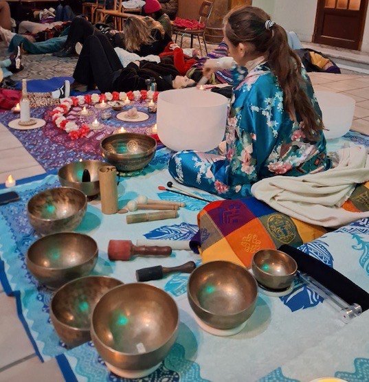 Prochain bain sonore / relaxation profonde de tout votre être
samedi 14/02 15h-17h
@ New Kid
27 rue du Capitaine Madon
75018 Paris
limite à 12 personnes max
tarif 40€ ou 35€ si adhésion à l'année à mon association .
link to booked your place
https://www.helloasso.com/associations/holirainbow/evenements/sieste-bain-sonore