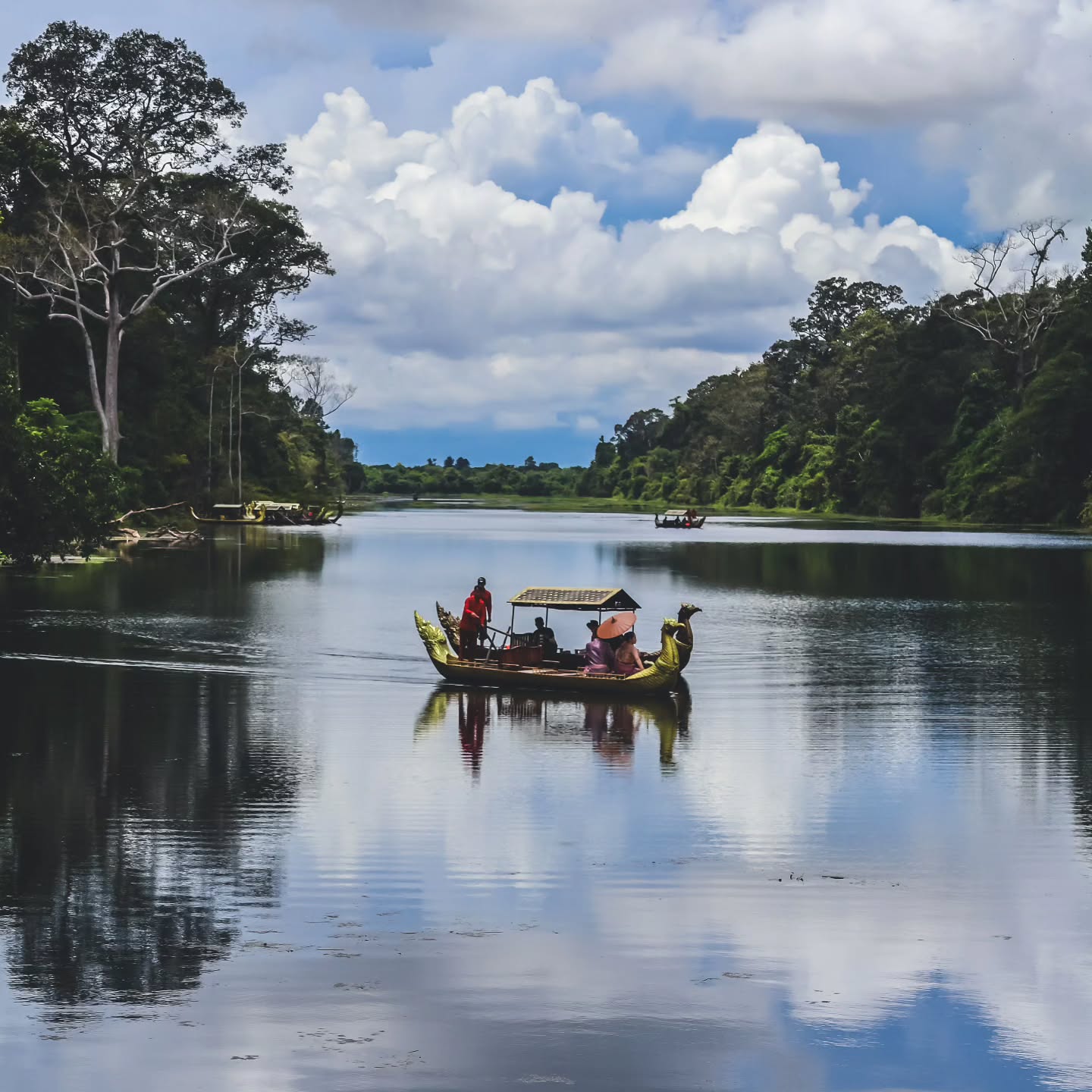 Pelos dias de águas tranquilas,
Que espelham o exato
E abraçam o céu.
By Adyna Olive