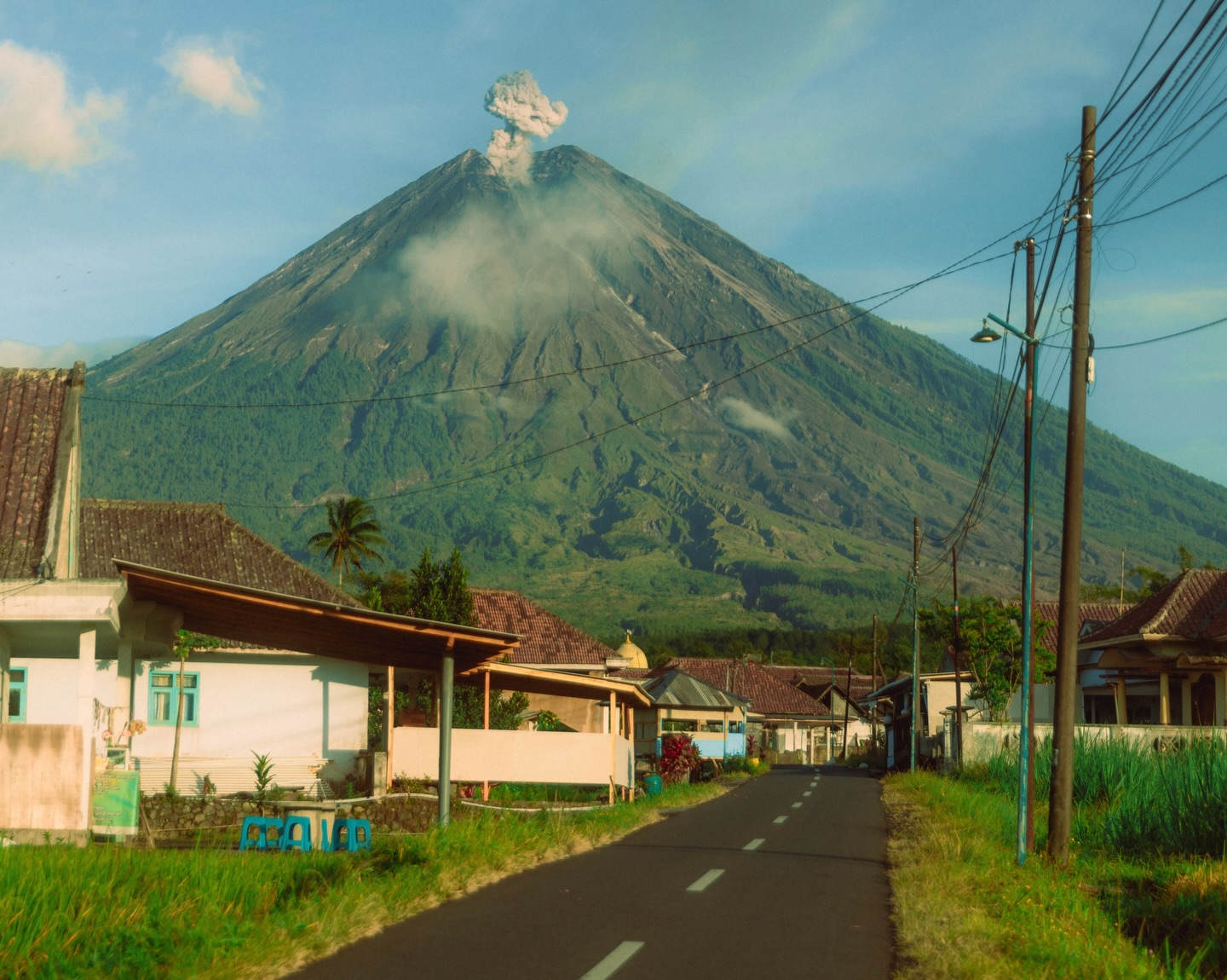 East Java, Indonesia through my lens 📸
It has been such a treat to witness such powerful mother nature, and checking off my bucket list of seeing an active volcano & hiking one 🌋
This was my very first time in SouthEast Asia and Indonesia served 😌💅 which country next…?👀
.
#indonesiatourism #eastjava #naturephotography #indonesia_photography