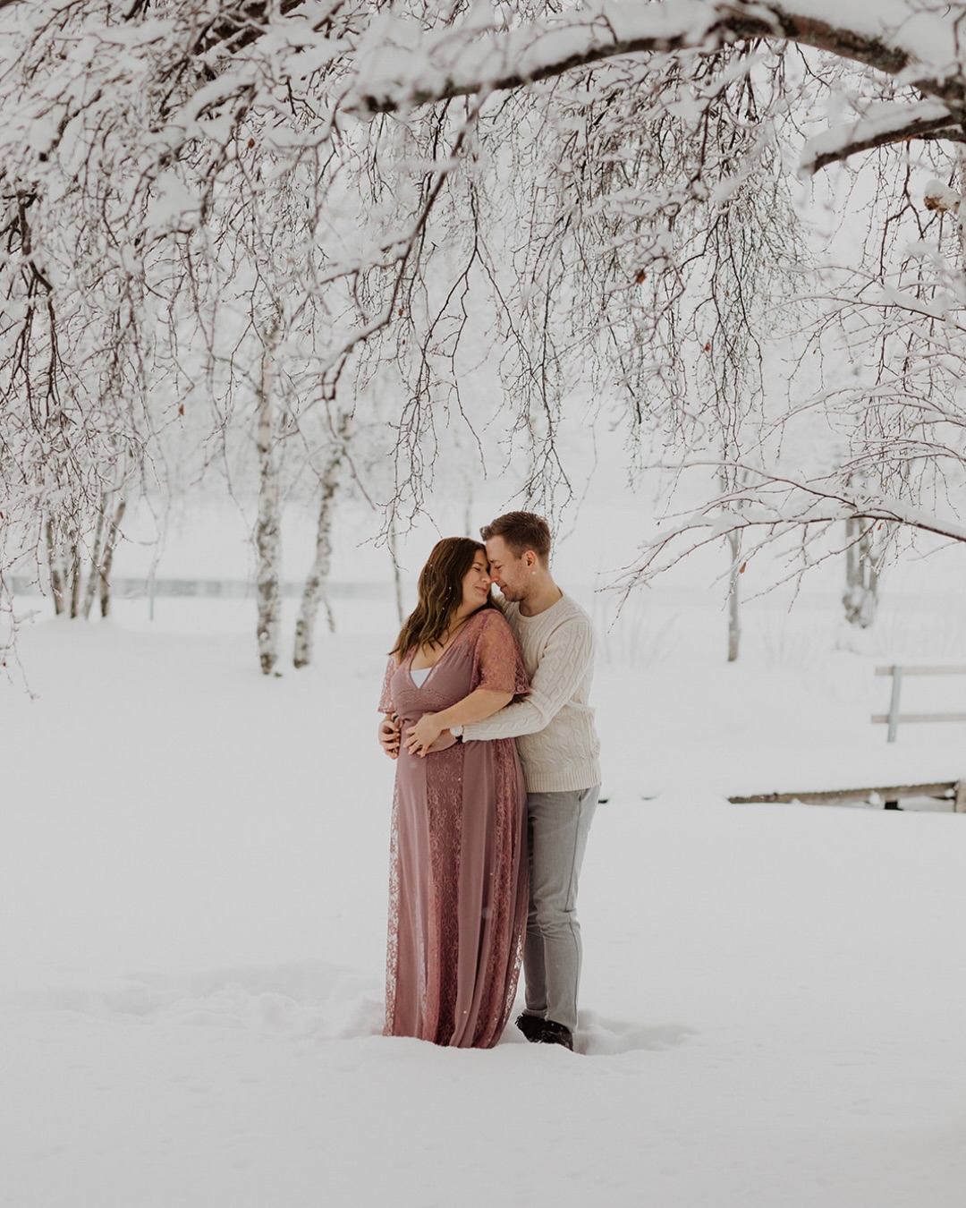 En oldie but goldie från en vacker januaridag 😍 Början på året brukar ofta bjuda på mycket snö och underbara vinterdagar som är helt fantastiska att fota i. Det kan förstås vara väldigt kallt, men det brukar faktiskt gå väldigt bra ändå. Vi löser det med många pauser, små värmepåsar till händerna och massor av gos tillsammans om din partner också är med på fotograferingen 🥰
Du behöver inte tänka på vad du ska göra, hur du ska stå eller vart vi ska fota. Allt sånt löser jag! Även om det är mycket snö överallt så går det att hitta otroligt fina fotoplatser och jag guidar dig självklart genom hela fotograferingen så att vi får härliga, kärleksfulla, mysiga och genuina bilder på dig, er och din vackra mage 🧡