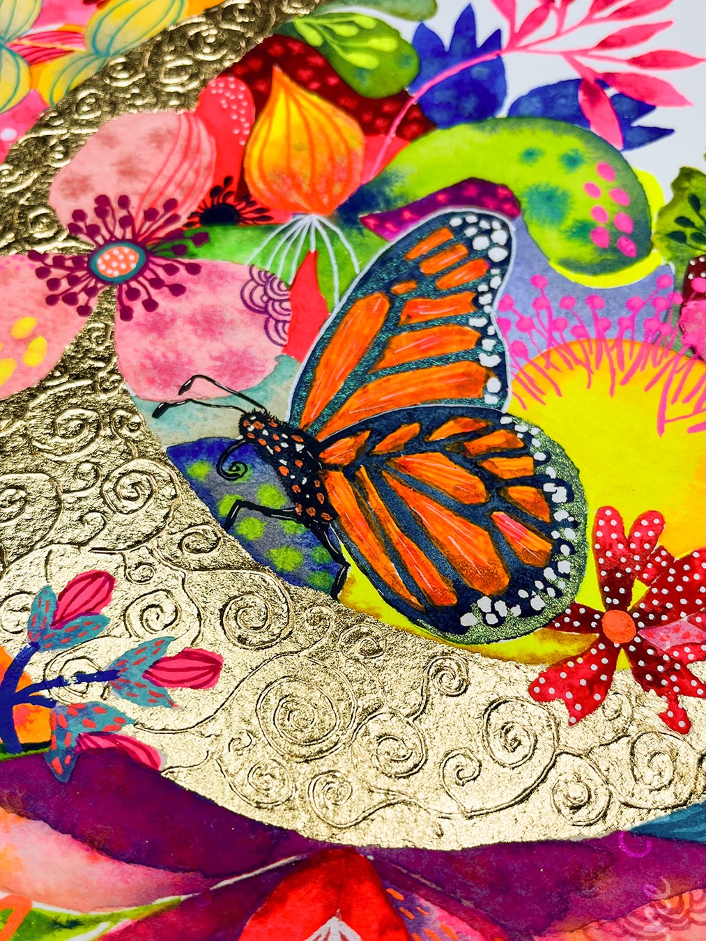 🇬🇧 A butterfly resting on a golden moon — not painted, but gilded.
Gold leaf catches the light, raised arabesque patterns invite the fingers, and exotic flowers bloom in colors that exist nowhere else but here.
This piece was created slowly, layer after layer, detail after detail, because some artworks are meant to be felt as much as seen.
My shop is quietly emptying. Original works leave faster than I can create them, so I am currently listing new pieces to answer the demand.
This watercolor is now available for collectors worldwide — but like all my originals, it exists only once.
I paint slowly. When it’s gone, it’s truly gone.
──────────────
🇫🇷 Un papillon posé sur une lune d’or — non pas peinte, mais recouverte de feuille d’or.
Les arabesques en relief captent la lumière, les fleurs exotiques surgissent de l’imaginaire, et chaque détail invite à s’approcher.
Cette aquarelle a été réalisée lentement, avec patience et exigence, parce que certaines œuvres demandent du temps pour exister pleinement.
La boutique se vide peu à peu. Les œuvres originales partent plus vite que je ne peux en créer, et je suis actuellement en train d’en référencer de nouvelles pour répondre à la demande.
Cette aquarelle est désormais disponible à l’achat pour les collectionneurs du monde entier — mais comme toujours, elle est unique.
Je peins lentement. Quand elle disparaît, elle ne revient pas.
Watercolor on @archespapers 300g rough.
Gold leaves and mixtion kit by @pebeo_officiel
Watercolors tubes by @winsorandnewton
Neon colors watercolors by @sennelier1887
Little details with markers by @posca_usa
#OriginalArtwork #ArtCollector #ContemporaryArt