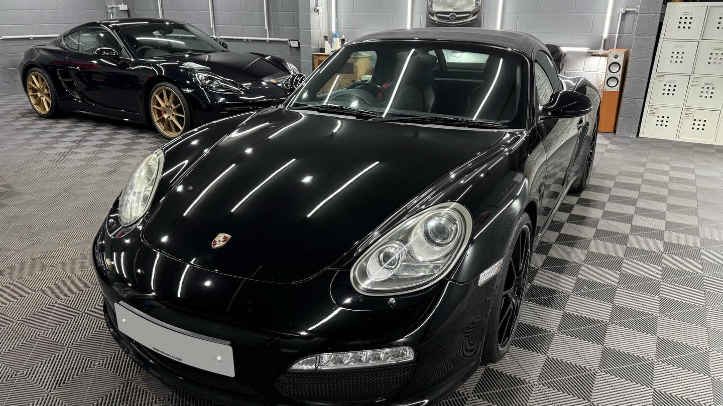 We completed this beautiful Porsche Boxster just before Christmas for @scsporsche . We carried out a full decontamination, hood clean and reproof, a 2 stage machine polish and we finished the paint with @garage.therapy.channel 3:CS. We also fitted PPF to the rear lights after they had been refurbished.
This car now looks like new again.
