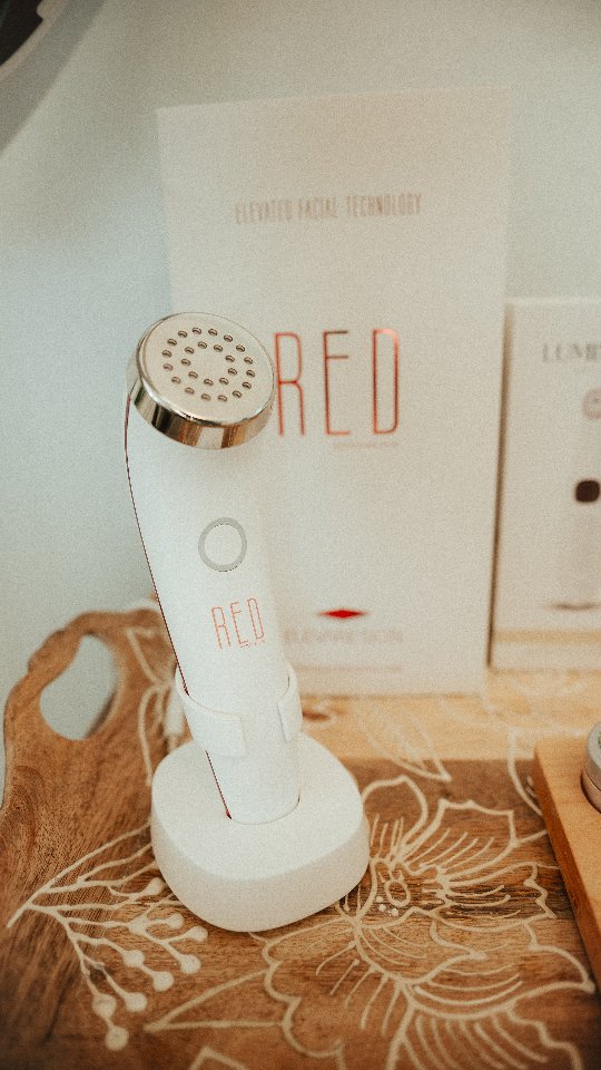 A light that penetrates deeper into the skin than ever before 🔥
- Build Collagen
- HEAL Scarring
- Diminish Acne & Hyperpigmentation
- Eliminate Fine lines & Wrinkles
#Redlight
#facialtreatment
#holisticskincare
#wrinklefree
#elevareskin