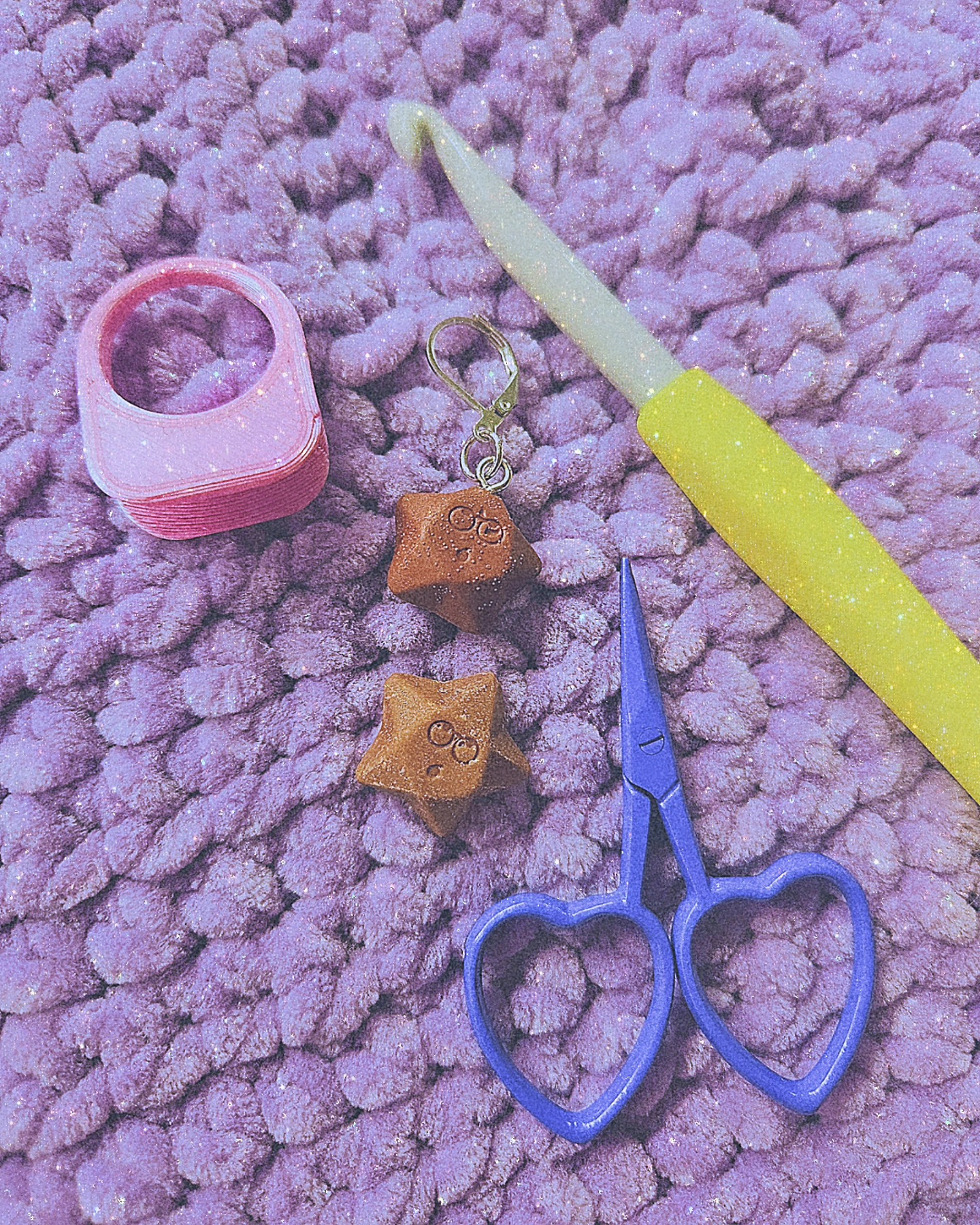 When your snacks match your stitch markers! 🍫
I finished off an old WIP last week (I know, it's a miracle!), and I'm so excited to share it once I get some decent pictures! It's a wearable, which I'm trying to do more of, and it's the most cuddly cosiest thing ever! ☁️
Also, is anyone else obsessed with buying crochet accessories? Because... guilty! 😅 especially stitch markers, like this ADORABLE magic star one from @cupcake_crochet_crafts ⭐️🍫 I'm also a little in love with tiny thread scissors, and I'm hoping to expand my collection of these super cute @kelmscottdesigns 🥹💜
And with thanks to my very clever older brother, I've got plenty of these incredibly handy (pun intended) yarn rings! 💍 they help with constant yarn burn, indents, and any scratchy/itchness some yarns have 😌
What crochet accessories do you like collecting? Let me know... so I can collect them too 🤭😜
.
.
.
.
.
.
.
.
.
.
.
.
#crochet #crochetersofinstagram #crochetlover #crocheting #crochetaddict #crochetlove #crocheter #crocheter #crochetlife #crochetinspiration #craft #crafting #craftingismytherapy #craftproject #amigurumi #crochetclothes #crochetlover #hobbiihineybunny #crocheted #stitchmarker #stitchmarkers #yarn #yarnlovers #yarnaddict #yarnlife #yarnlove #yarnstagram #crochethooks #cloverhooks #crochetorganization #crochetaccessories