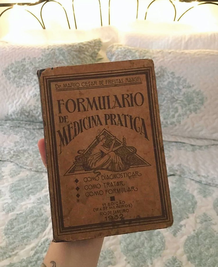Como todo bom leitor, eu amo histórias. Sou daquelas que presta atenção do início ao fim e guardo na memória cada detalhe. Entre todos os tipos de histórias, as minhas favoritas são as de família.
Sempre pensei que quando uma pessoa se vai, suas histórias morrem com ela e é pensando nisso que gosto de ouvir o máximo que puder. Não quero que as boas histórias das pessoas que eu amo se apaguem com o tempo...agora vou contar o porque esse livro da foto é o mais especial da minha estante:
2020 foi muito difícil, mais até que o esperado. Vi a minha inspiração de pessoa, meu avô, perder a vida para um câncer. É uma dor que não tem como explicar.
Na última vez que fui visitá-lo descobri que ele, apesar de não ser médico como eu serei, sempre foi interessado por medicina e comprou esse livro a mais de 60 anos, sendo um dos poucos objetos que ele carregou em sua mala pequena quando foi construir sua história ao lado da minha avó.
Esse livro esteve ali próximo ao meu avô mais do que eu tive a chance de estar. Um livro que se manteve íntegro desde o casamento de um jovem casal, a construção de uma casa, o nascimento e crescimento das filhas, a vinda dos netos e agora bisnetos.
Em uma conversa mais por sinais do que falada, meu avô disse para eu levar esse livro comigo, a partir de então, ele seria meu. Se eu tentasse vendê-lo hoje, provavelmente ninguém se interessaria pelas suas páginas amareladas e informações desatualizadas, mas a história que ele carrega tem um valor imensurável, é a história de uma família.
#bookstagram #historia #instabook #medicine #livros #livro #booklover #bookcommunity #booklovers #bookphotography