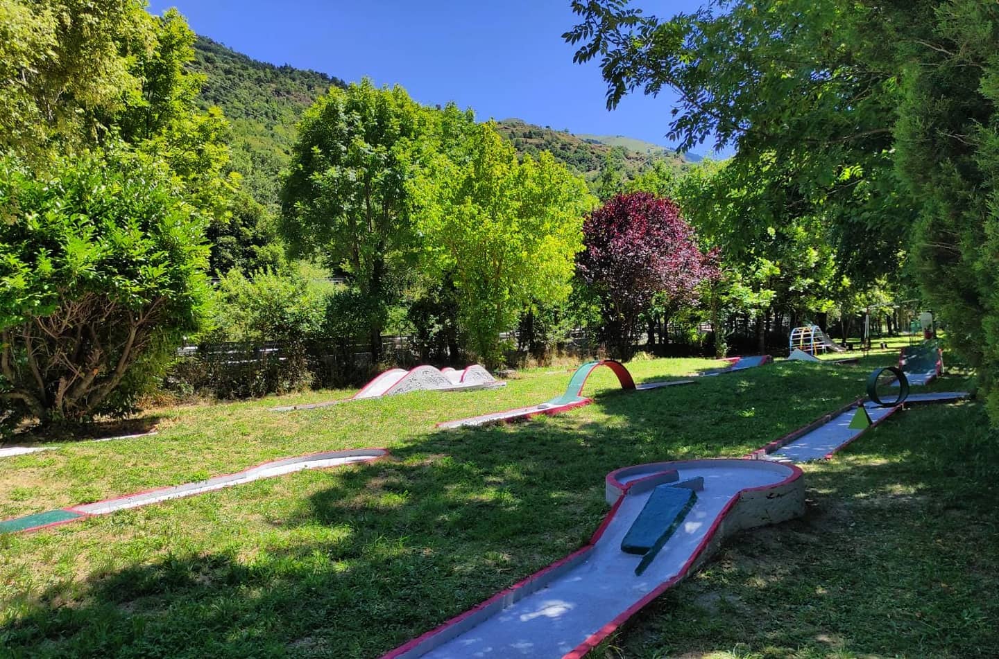 ⛳ Minigolf
#camping #mountain#valley #montaña #turismodemontaña #pirineos #pyrenees #poolparty #rural #rustic #campingsartigane #aqua #france #valdaran #valledearan #ecosistema #ecofriendly #petfriendly #verano2020 #camping #turismodemontaña #piscina #pool #turista #vielha