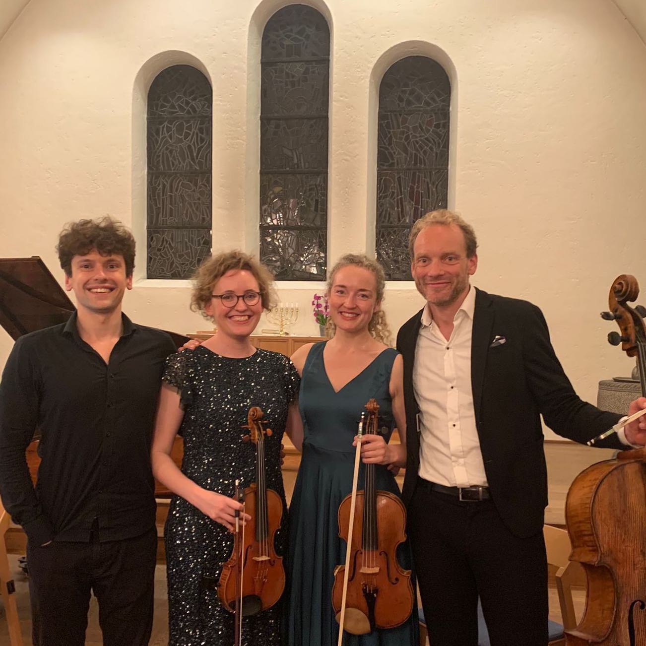 • • A memorable evening in the best company with my lovely quartet ❤️🎻🎶✨ P2 recorded our concert, which will soon be broadcasted - stay tuned! 🤸♂️🛼🪁
.
.
.
. #concert #chambermusic #liverecording #broadcast #violin #violinist #stage #larsenstrings #classicalmusic #pianoquartet #ilcannone #stefanpetergreiner