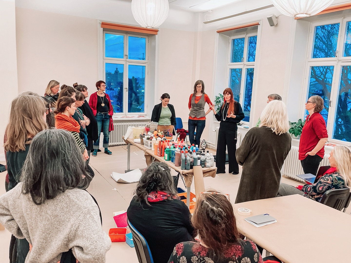 Under december samlades vi för en utbildningshelg med fördjupning i existentiella teman och arketypisk psykologi inom den tvååriga utbildningen i Expressive Arts. Tankar och perspektiv hämtades från Jung, Hillman, Moore och Hollis.
Under ledning av våra inspirerande gästlärare, @jessicaeldenstjarna.se och @helenaharrysson öppnade vi för frågor kring andlighet och mening.
Skapandet fick ta plats genom EXA- övningar, musik, skrivande, teori och reflekterande samtal. Med duk och textila material arbetade vi också med mandalan - en arketypisk symbol för helhet. 🎨
Tack kära grupp för en rik och meningsfull helg! 💙
✨Är du intresserad av vår tvååriga utbildning? Kommentera “Skapande” så skickar vi mer information via DM.
#utbildning #expressiveartstherapy #existentiellhälsa #utbildare #personligutveckling