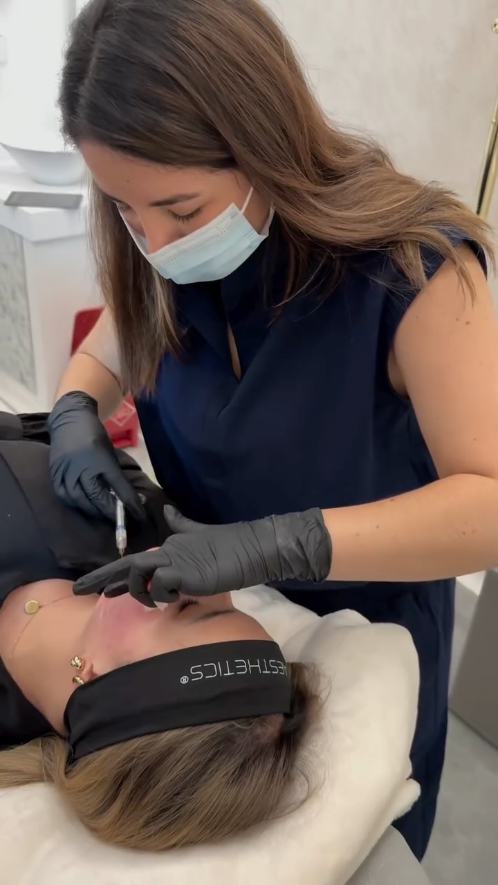 Hoy nuestra paciente vive un protocolo diseñado para mejorar la calidad, hidratación y luminosidad de la piel, pensado para todo tipo de pieles:
💉 Radiesse para estimular y fortalecer la piel
💧 Ácido hialurónico para una hidratación profunda y duradera
✨ Toxina en técnica SkinQuality para una textura más suave y uniforme
Este es solo el comienzo… sigue su resultado en los próximos días 🤍
En Club SER contamos con este protocolo para acompañarte en el cuidado de tu piel.
📲 Agenda tu cita hoy y da el primer paso hacia una piel más saludable y luminosa.