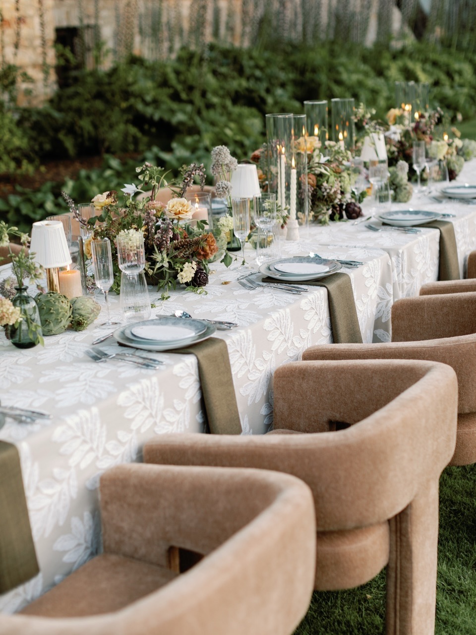 Neutral, but never boring.
We approach neutral palettes as an opportunity to build depth through texture, scale, and intentional layering. From tailored linens to sculptural seating and organic floral movement, every detail was designed to create dimension and visual interest.
Timeless, elevated, and thoughtfully considered — proof that restraint can still make a statement.
Planning & Design: @StyledByLinds_
Florals: @AmyWestFloral
Venue: @HolmanRanch
Stationery: @Papier.Handmade
Rentals: @HensleyEventResources @BluePrintStudiosEvents
Linens: @BBJLaTavola
#carmelweddingplanner #californiaweddingplanner #californiawedding #carmelvalley #holmanranch