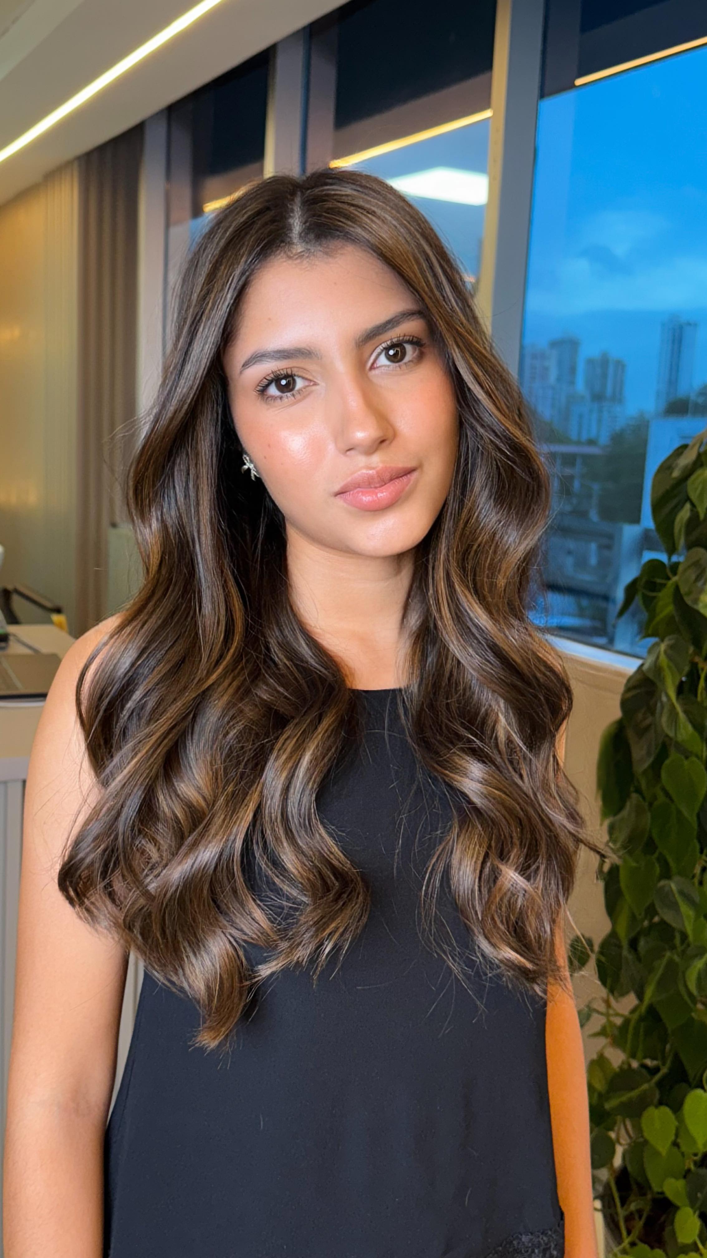 El primer color se hace con criterio.
Soft Lumière💫
Ana tiene 17 años y este es su primer color.
Por eso trabajamos desde la guía, no desde la prisa.
Tratamiento previo y técnica híbrida sin decoloración,
pensados para cuidar hoy y proteger el futuro del cabello.
Aquí no imponemos cambios.
Acompañamos procesos.
#salondebellezapanama
#byjesustabaressalon #cambiodelook
#sindecoloracion #panamacity