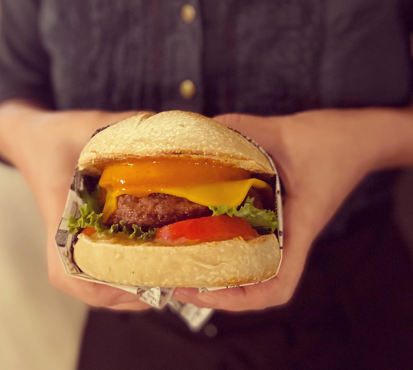 Nueva hamburguesa en la carta! Cheeseburger #VEGANO 100% con hamburguesa de Heura, queso #plantbased, tomate, lechuga, cebolla, crema de mostaza y salsa BBQ de la casa. EstaĚ increiĚble!!
#cheeseburger #detodalavida_pero_no #vegan #glutenfreeoption #heura #happycow #lactosefree #sinlactosa #goodfood #crueltyfree #glutenfree #restaurantesbarcelona #delivery #takeaway #takeawaybarcelona #meatless #hamburguesa #baluard #vegalife