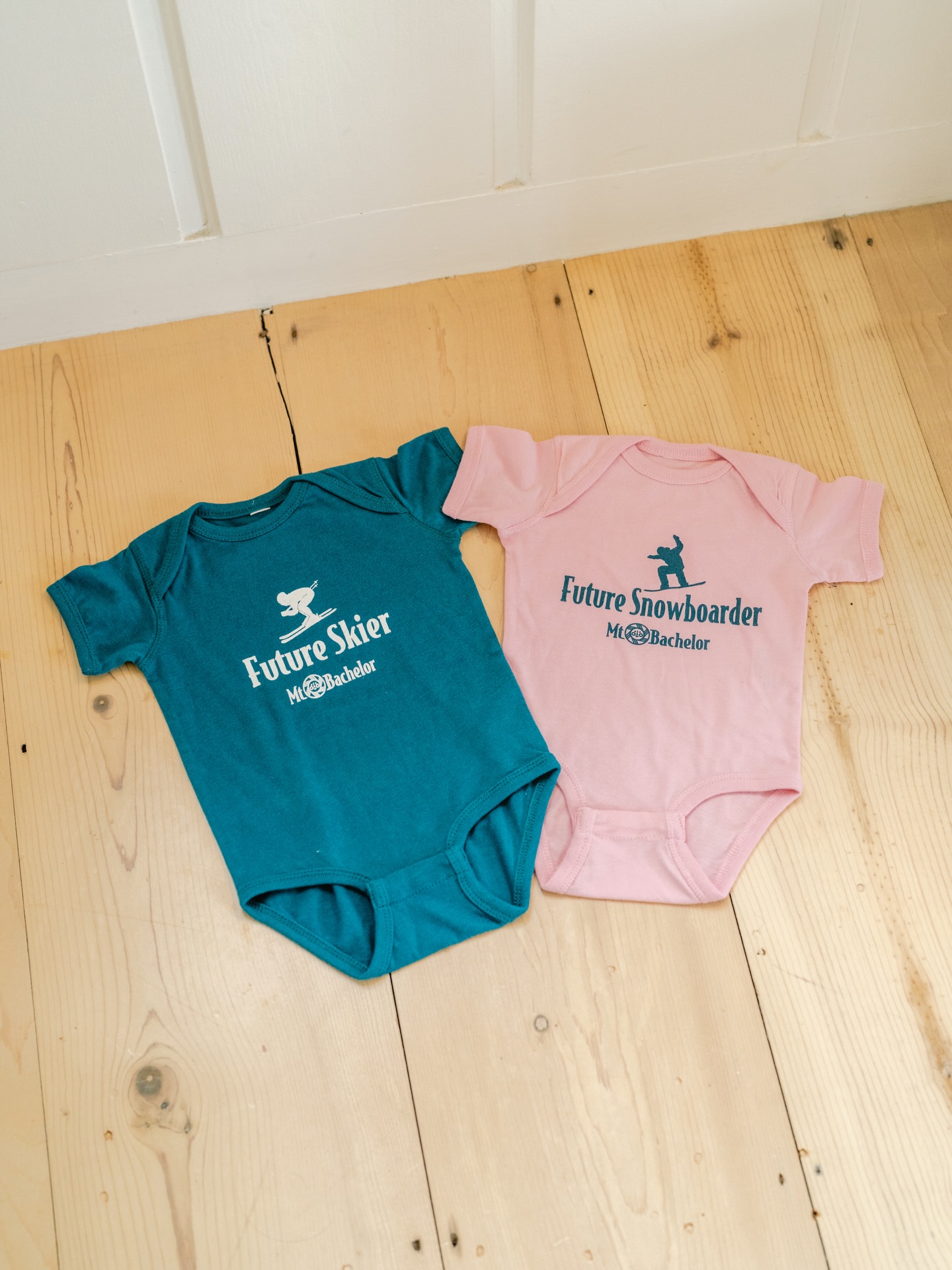 Future skiers and snowboarders start early! Custom onesies made for the tiniest Mt. Bachelor fans ⛷️🏂