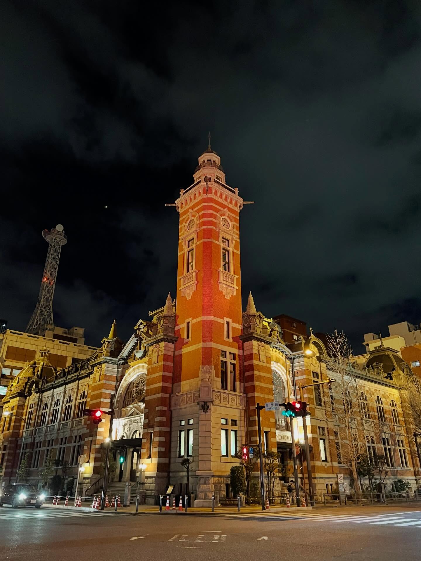 #横浜市開港記念会館
#ジャックの塔
#横浜市中区
#公会堂
#国の重要文化財
横浜開港50年を記念し市民の寄付で1917年(大正6年)竣工
わずか6年後の関東大震災にて時計塔と壁体だけを残し消失
1927年(昭和2年)に復旧工事が竣工
戦後は米軍に接収され映画上映館として利用される
その後創建時の設計図が発見され1989年(平成元年)にドーム復元工事
現在の建物は創建時の姿に復元された