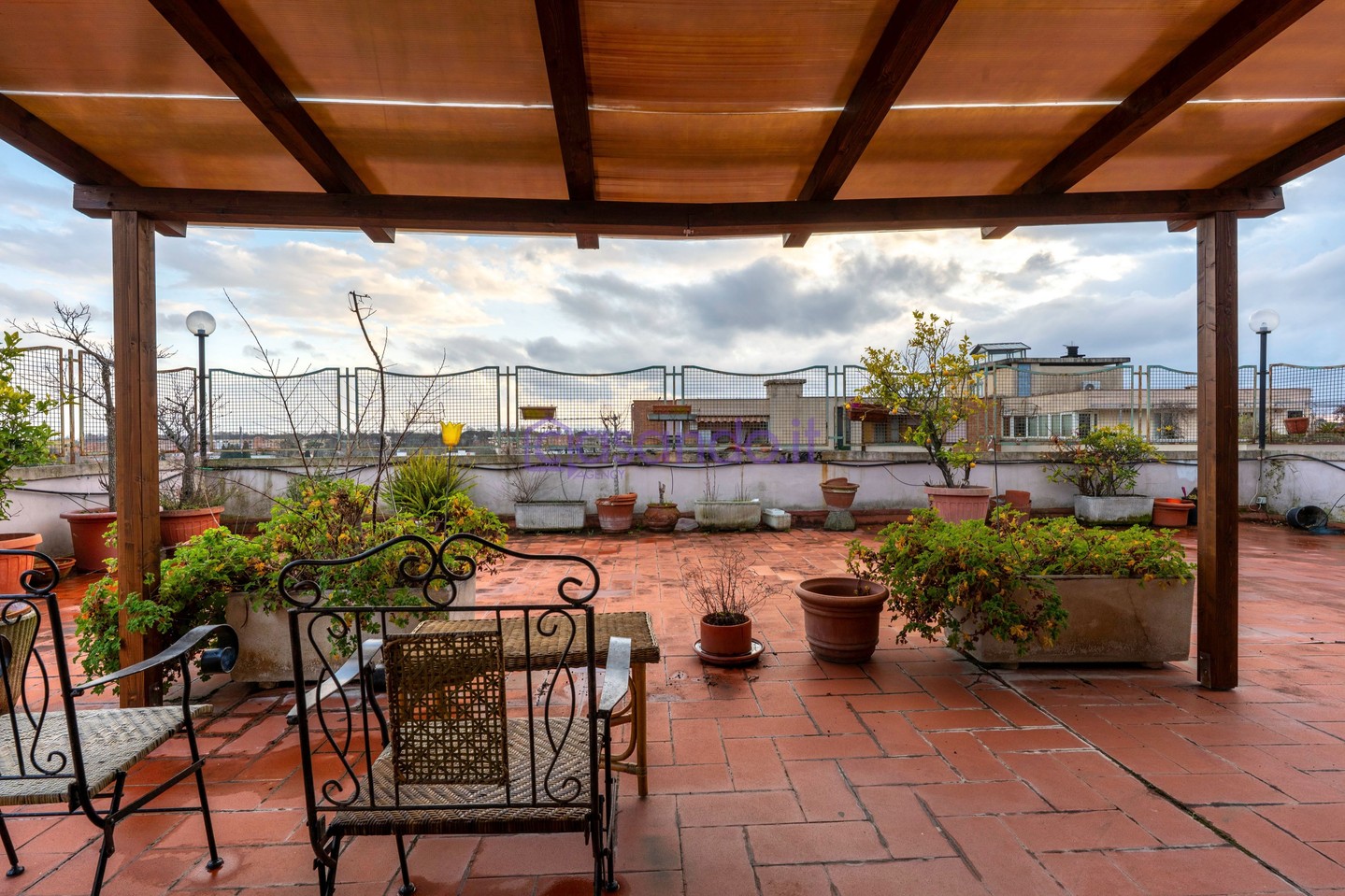 🏡✨ 𝗣𝗜𝗦𝗔 | 𝗜𝗡𝗩𝗘𝗦𝗧𝗜𝗠𝗘𝗡𝗧𝗢 𝗦𝗠𝗔𝗥𝗧
N𝘂𝗱𝗮 𝗣𝗿𝗼𝗽𝗿𝗶𝗲𝘁à – 𝟮𝟭𝟵 𝗺𝗾 – 𝗨𝗹𝘁𝗶𝗺𝗼 𝗽𝗶𝗮𝗻𝗼
Ci sono case da vivere subito.
E poi ci sono 𝗶𝗻𝘃𝗲𝘀𝘁𝗶𝗺𝗲𝗻𝘁𝗶 𝗰𝗵𝗲 𝗰𝗼𝘀𝘁𝗿𝘂𝗶𝘀𝗰𝗼𝗻𝗼 𝘃𝗮𝗹𝗼𝗿𝗲 𝗻𝗲𝗹 𝘁𝗲𝗺𝗽𝗼. 💎
📍 𝗩𝗶𝗮 𝗦𝘃𝗲𝘇𝗶𝗮 𝟭𝟮 – 𝗣𝗶𝘀𝗮
Un appartamento 𝗿𝗮𝗿𝗼 𝗽𝗲𝗿 𝗺𝗲𝘁𝗿𝗮𝘁𝘂𝗿𝗮 𝗲 𝗹𝘂𝗺𝗶𝗻𝗼𝘀𝗶𝘁à, ideale per chi guarda al futuro.
✔ 219 mq di spazi introvabili
✔ 6° e ultimo piano
✔ 3 lati liberi → luce tutto il giorno ☀️
✔ 7 locali super versatili
✔ Buono stato + arredato
✔ Clima caldo/freddo e riscaldamento centralizzati
💰 €𝟮𝟯𝟬.𝟬𝟬𝟬
🔎 𝗖𝗼𝘀’è 𝗹𝗮 𝗻𝘂𝗱𝗮 𝗽𝗿𝗼𝗽𝗿𝗶𝗲𝘁à?
Acquisti oggi a prezzo ridotto.
La piena proprietà diventa tua automaticamente nel tempo.
📩 𝗩𝘂𝗼𝗶 𝘁𝘂𝘁𝘁𝗶 𝗶 𝗱𝗲𝘁𝘁𝗮𝗴𝗹𝗶?
Scrivimi in DM 👉 occasioni così a Pisa non restano a lungo.
#pisacase #investimentoimmobiliare #nudaproprietà #immobiliarepisano #casainvestimento #ultimopiano #grande metratura
@casando_agency @_davide.salvadori_