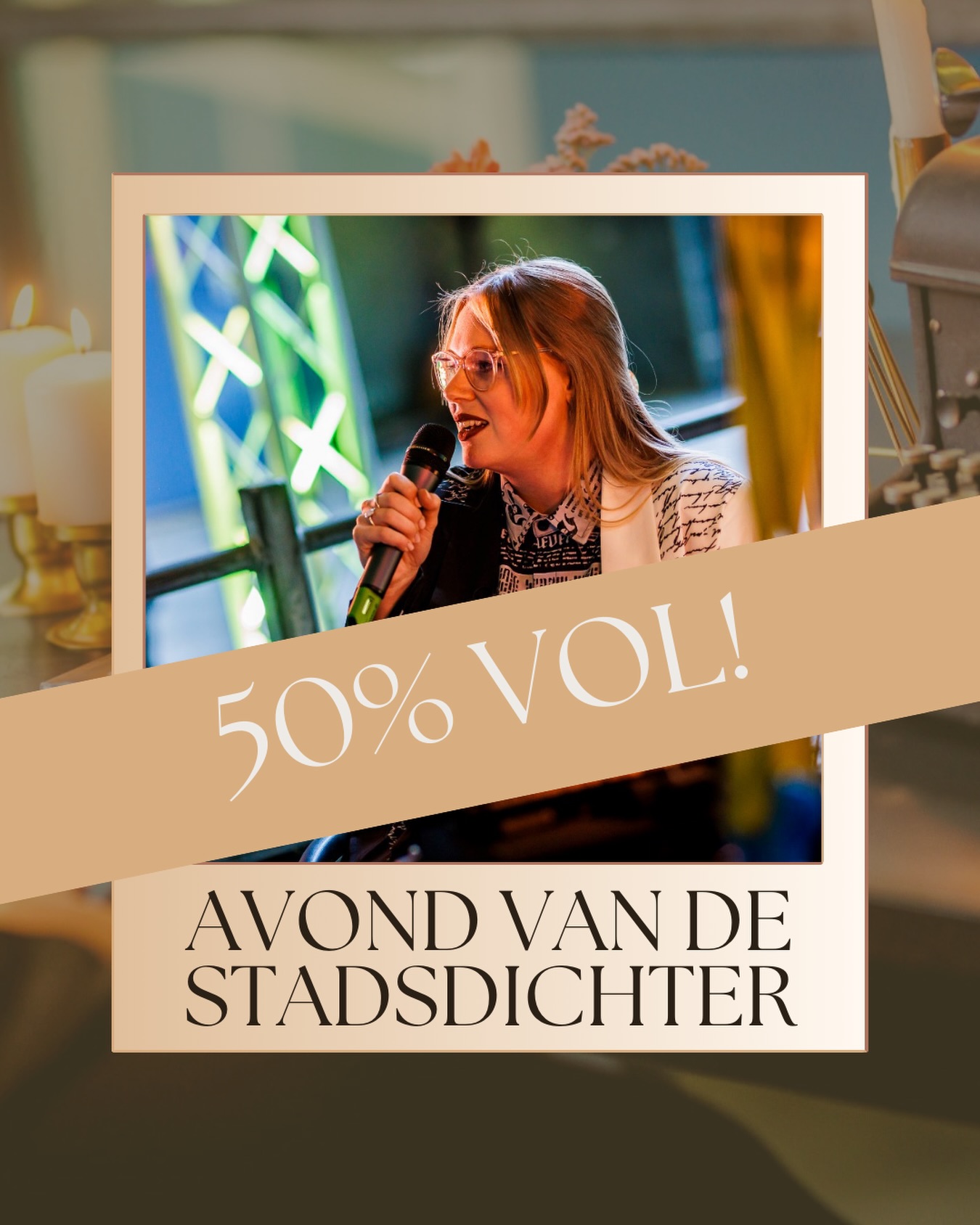 𝟓𝟎% 𝐯𝐚𝐧 𝐝𝐞 𝐭𝐢𝐜𝐤𝐞𝐭𝐬 𝐢𝐬 𝐠𝐞𝐜𝐥𝐚𝐢𝐦𝐝! 🎟️
Over drie weken is het al zover: dan sta ik in het theater met mijn eigen poëtische show! 🤩
De komende weken deel ik hier de gasten die mij op het podium gaan vergezellen. Samen gaan we op zoek naar het antwoord op de vraag: wat is poëzie? We kijken daarbij naar verschillende thema’s, van filosofie tot muziek, en onderwijs tot politiek. En… iets met een appelflap en een huis bouwen… 🧐
Kortom, het wordt gezellig. Ook omdat 50% van de tickets al is geclaimd. Wil je er dus nog bij zijn? Wacht dan niet te lang met het bestellen van je ticket. 😉
Link natuurlijk in bio!
🎭 Avond van de Stadsdichter
📆 6 februari 2026
🕰️ 19:30 inloop, 20:00 start
📍 Vestzaktheater, Walstraat 35, Enschede
🎟️ €7,50
☕ Incl. 1 drankje
De avond wordt mogelijk gemaakt door de SLME en Gemeente Enschede in samenwerking met Bibliotheek Enschede-Haaksbergen.