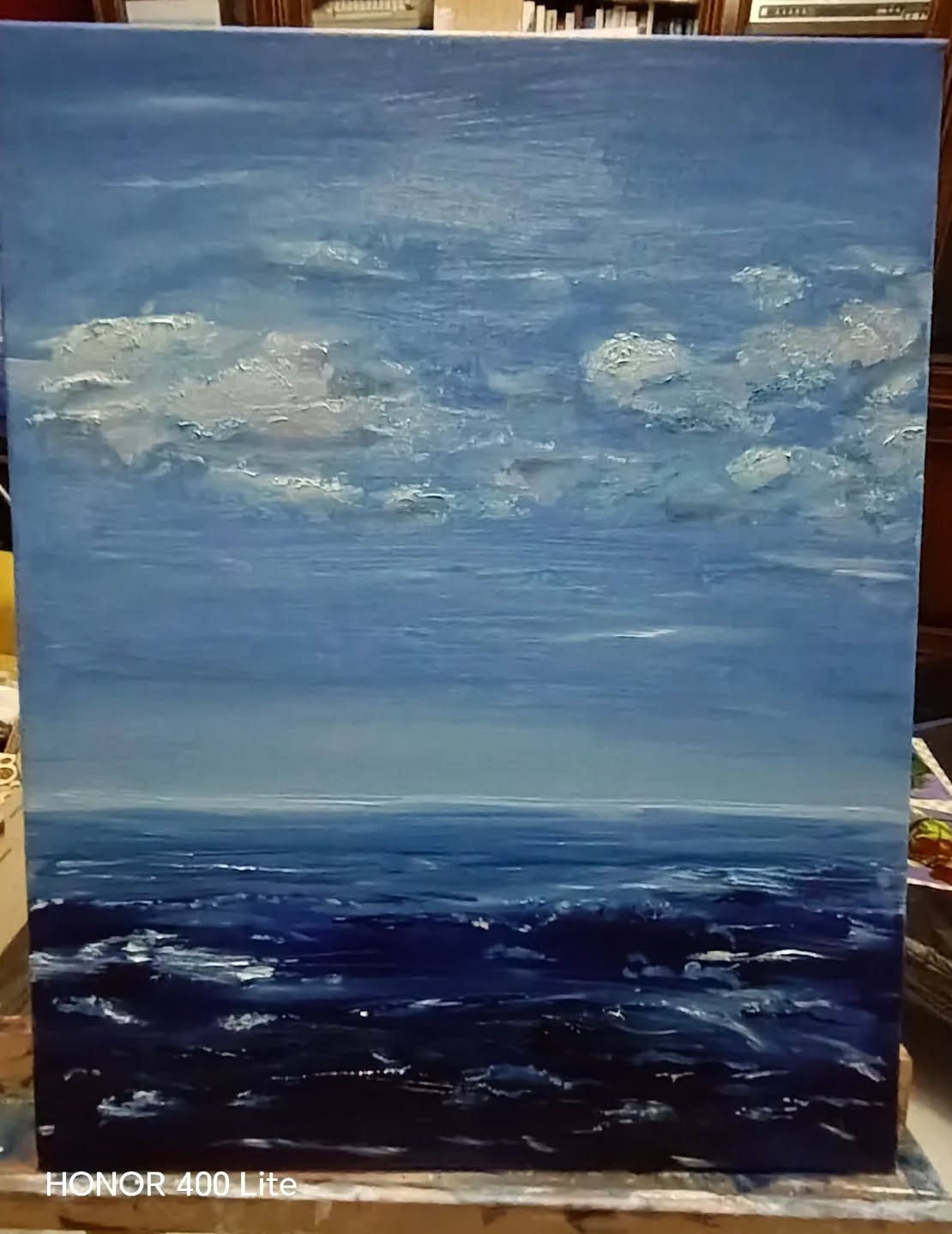 "Dove il cielo tocca il mare, il tempo si ferma. 🌊✨ In questo lavoro ho voluto esplorare il confine invisibile tra aria e acqua, usando la matericità dell'olio per dare corpo alle nuvole e profondità all'abisso. La spatola scivola sulla tela come il vento sulle onde, lasciando tracce di un blu che non finisce mai.
#ArteContemporanea #PitturaAdOlio #SeaScape #ArtistOnInstagram #Minimalismo #Orizzonti"