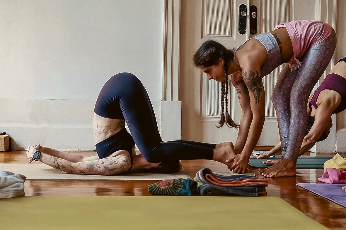 *Amanhã, Terça-feira, dia 20 de Agosto, retomamos com as aulas regulares. Vem praticar. 👀
Hoje, Segunda-Feira dia 19 de Agosto, é dia de Lua Cheia. 🌕
Nesta Lua Cheia em Aquário somos convidados a celebrar a nossa individualidade, o upgrade na nossa evolução, inovando a forma como fazemos e pensamos a vida, as experiências, com um desejo profundo de conexão.
Algumas reflexões para te ajudar a conectar com a tua individualidade e a estabelecer uma maior interconexão ao teu redor:
•Como celebro a minha individualidade e de que forma a posso expressar?
•Como posso tornar as minhas conexões com as outras pessoas mais autênticas e significativas?
•Quais as questões humanitárias e/ou sociais que despertam a minha atenção e para as quais sinto que posso contribuir para fazer a diferença? Porque não o faço?
•Como posso contribuir para a uma sociedade mais inclusiva e equitativa?
•Que projetos inovadores e sonhos estou disposto a explorar e compartilhar?
Que esta Lua Cheia seja a oportunidade de nutrirmos essa interconexão humana, de abraçarmos novas ideias e de contribuirmos para uma Humanidade mais inclusiva. ✨🙏🏻
#ashtangayoga #fullmoon #yoga #mysorepratice
#yogapractice #ashtangayogaporto
#fullmoonenergy #yogainspiration #moonday