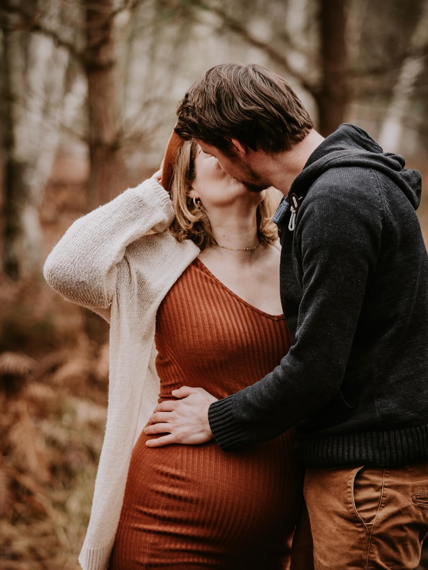 Sandra & Julien ✨
Cette séance grossesse en extérieur avait quelque chose de profondément émouvant.
Ce bébé est un petit miracle.
Un enfant longtemps espéré, attendu contre toute attente, et qui aujourd’hui est là, bien réel, déjà tellement aimé.
Merci pour votre confiance et pour ce moment si fort 🤍